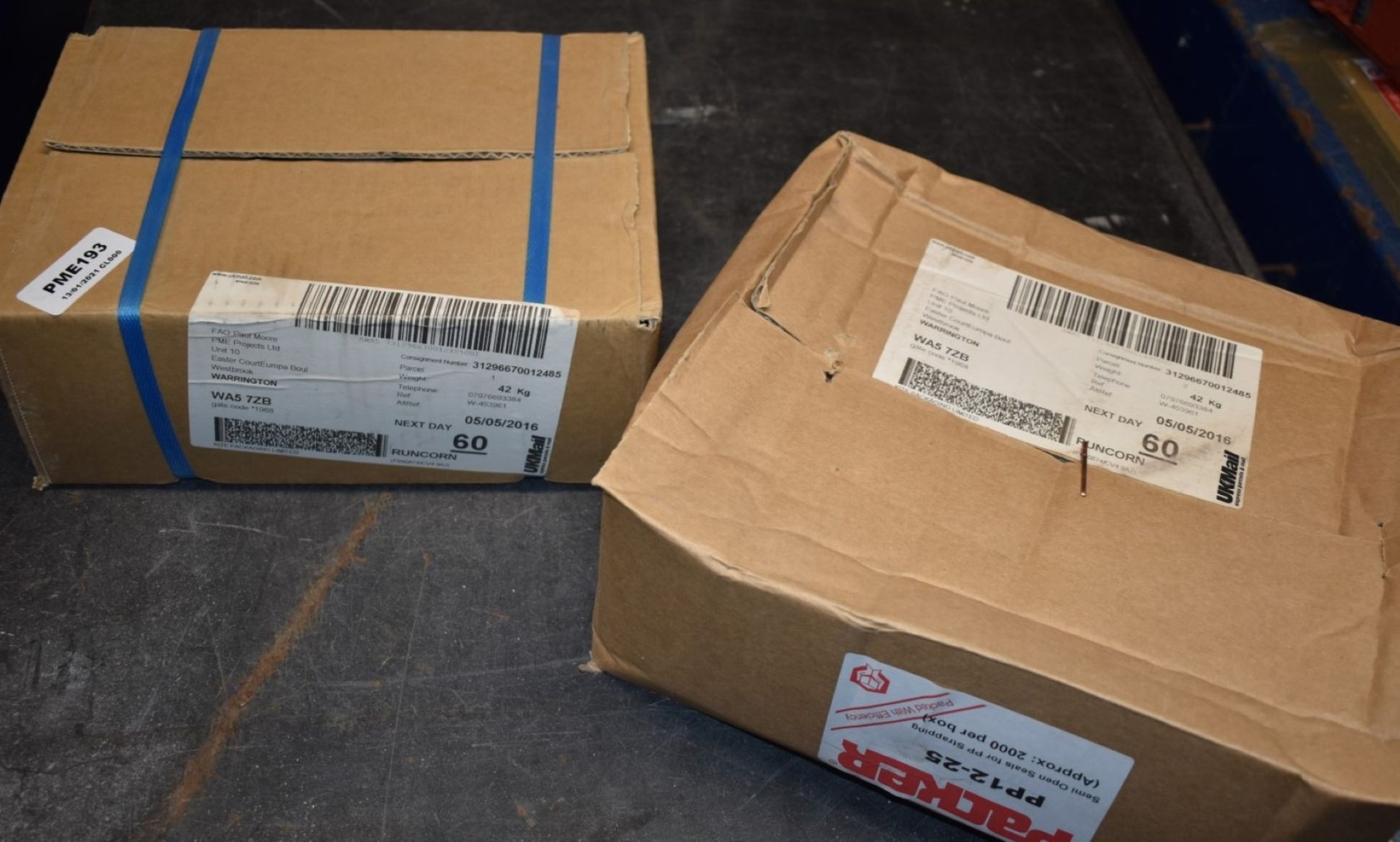 2 x Boxes of Semi Open and Serrated Seals For Pallet Strapping Approx 3,000 Seals - Image 2 of 4