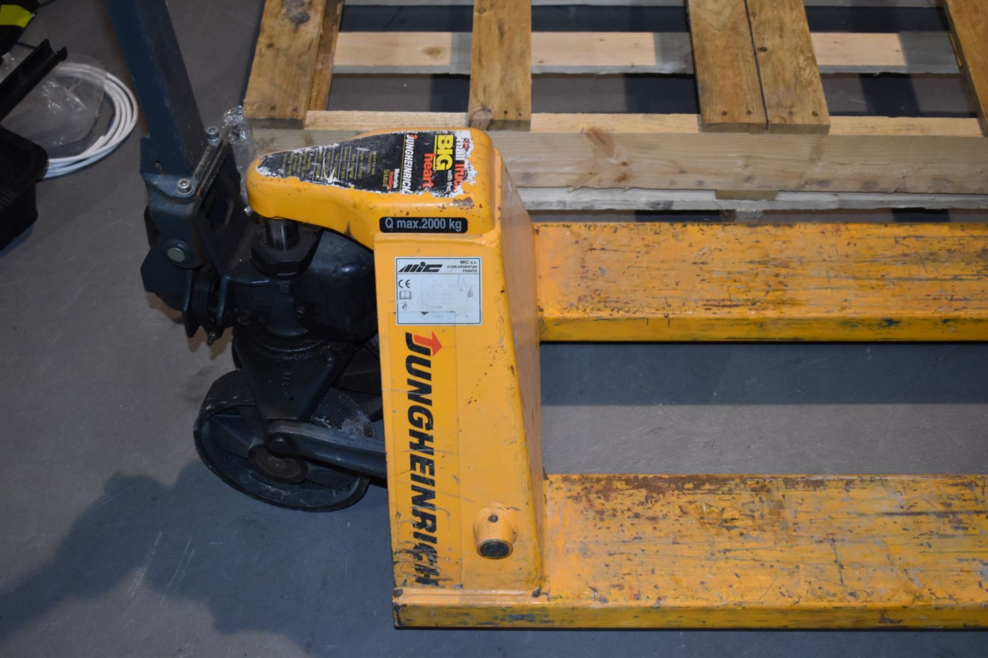 1 x Jungheinrich Pallet Pump Truck Suitable For UK or Euro Pallets PME340 - Image 4 of 5