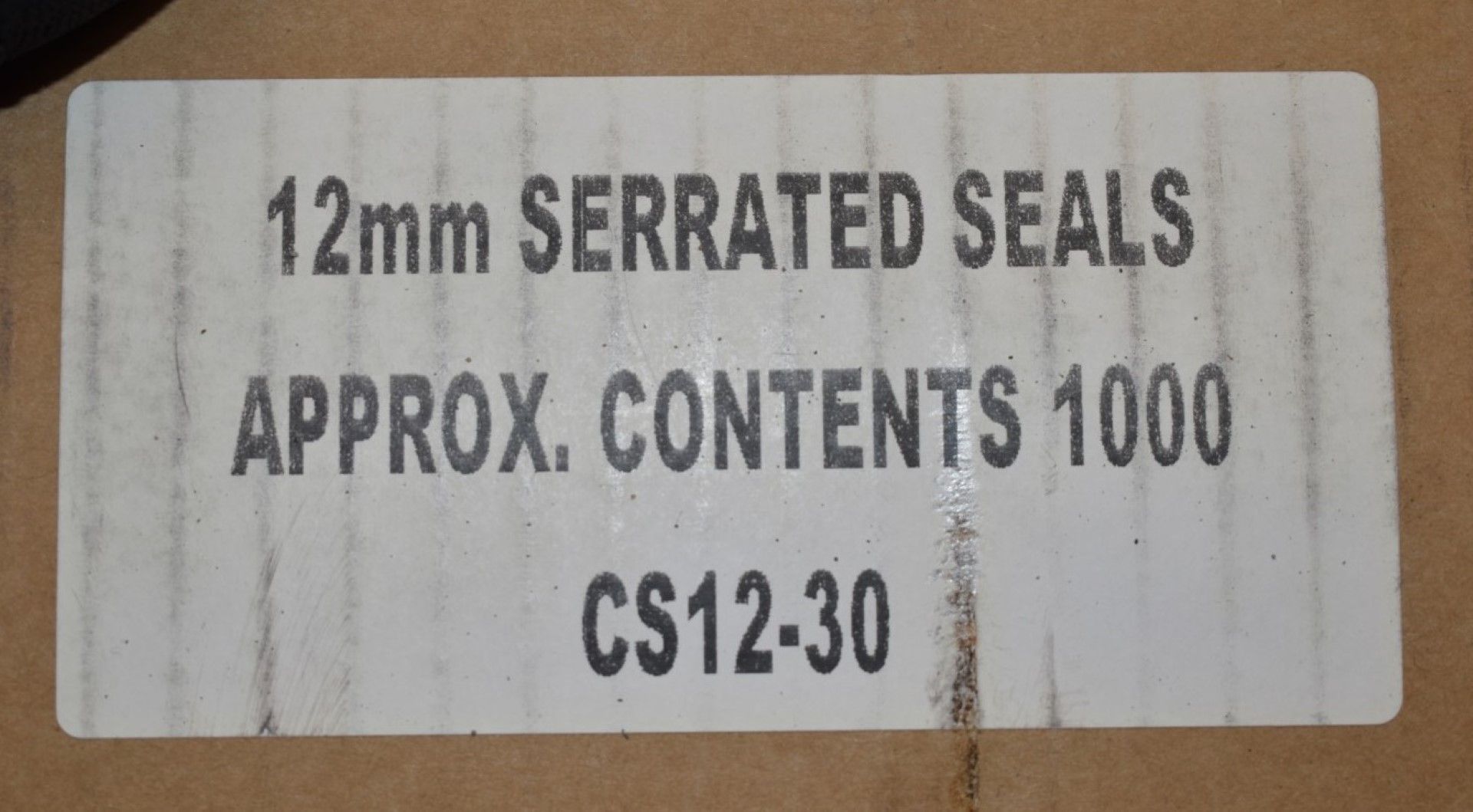 2 x Boxes of Semi Open and Serrated Seals For Pallet Strapping Approx 3,000 Seals - Image 3 of 4