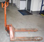 1 x BT Lifter Pallet Pump Truck Suitable For UK Pallet Sizes PME286