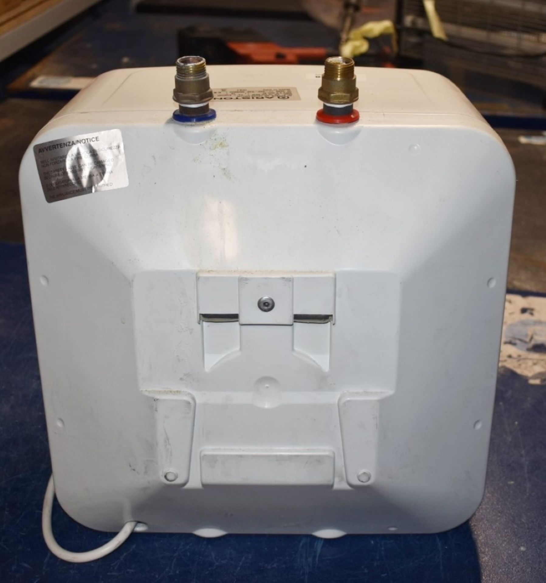 1 x Ariston Undersink 15l Water Heater Model EP 15 UR 3KW PME198 - Image 2 of 4