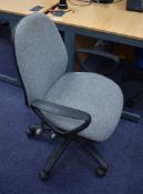 1 x Hydraulic Lift Office Swivel Chair With Armrests PME