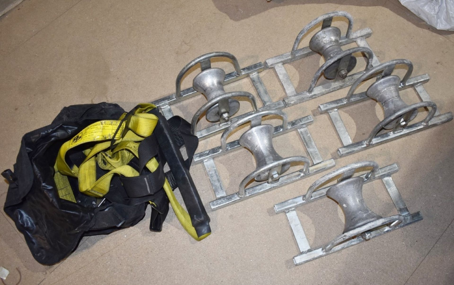 5 x Scaffolders Lifting Pulleys in Brackets and Scaffolders Safety Harness PME391