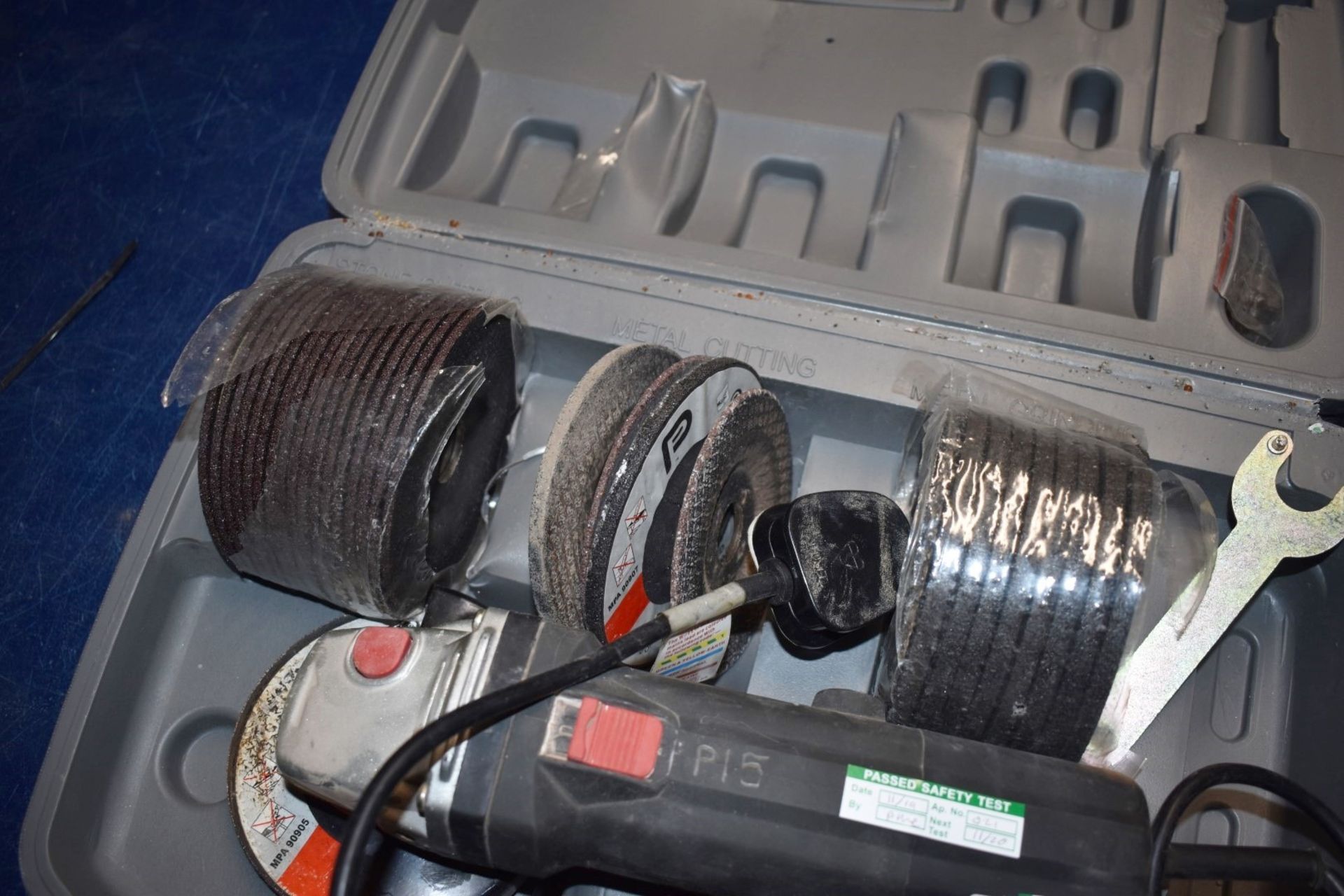 1 x Performace Pro Angle Grinder With Carry Case and Large Number of Spare Cutting Discs 240v - Image 3 of 7