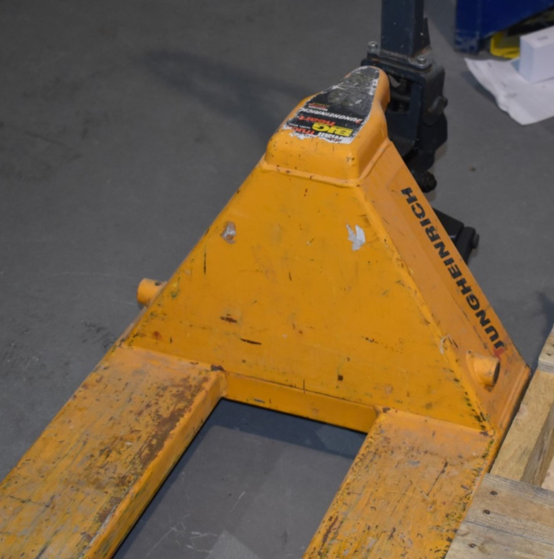 1 x Jungheinrich Pallet Pump Truck Suitable For UK or Euro Pallets PME340 - Image 5 of 5