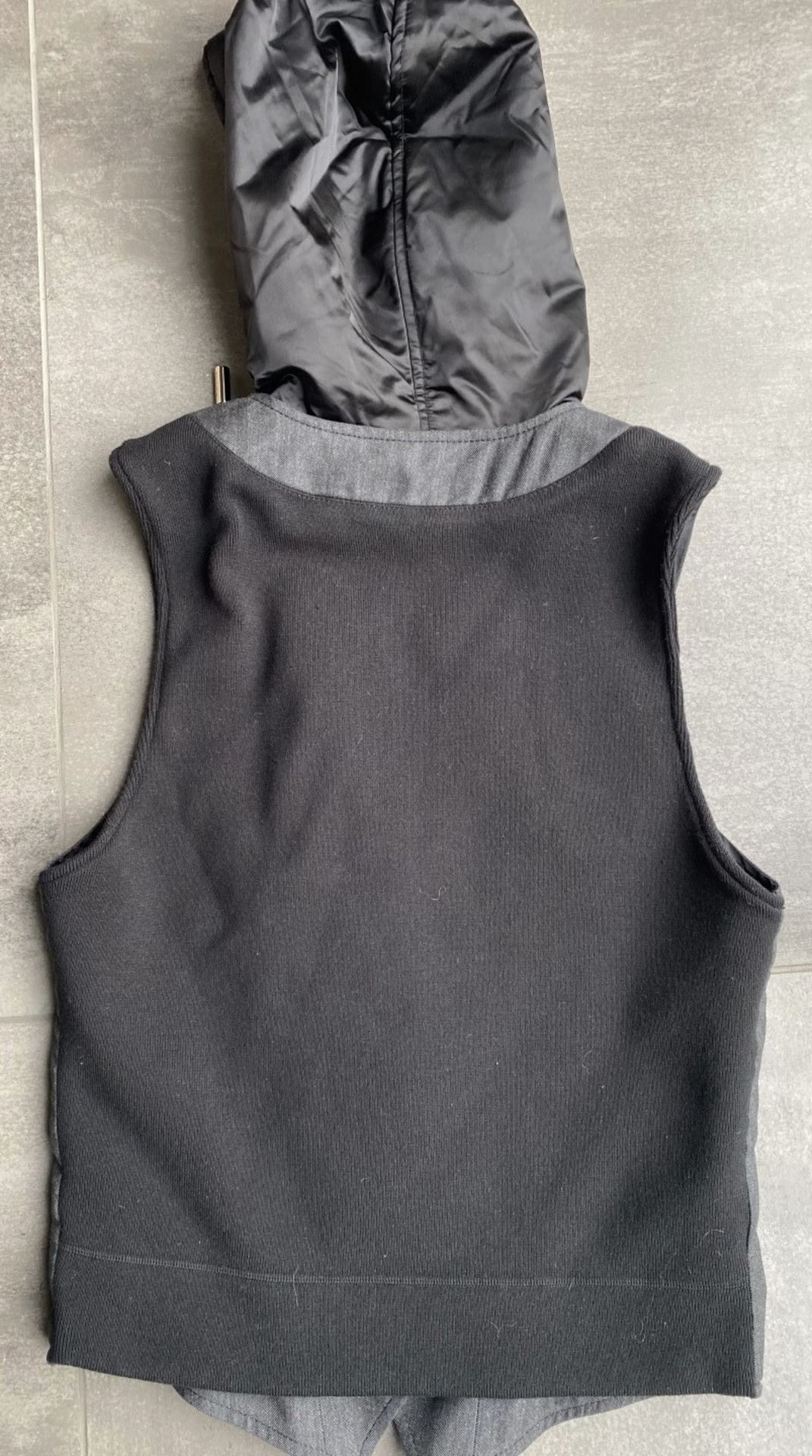 1 x Men's Genuine Dolce & Gabbana Hooded Gilet In Black & Grey - Size: 50 - Image 9 of 9