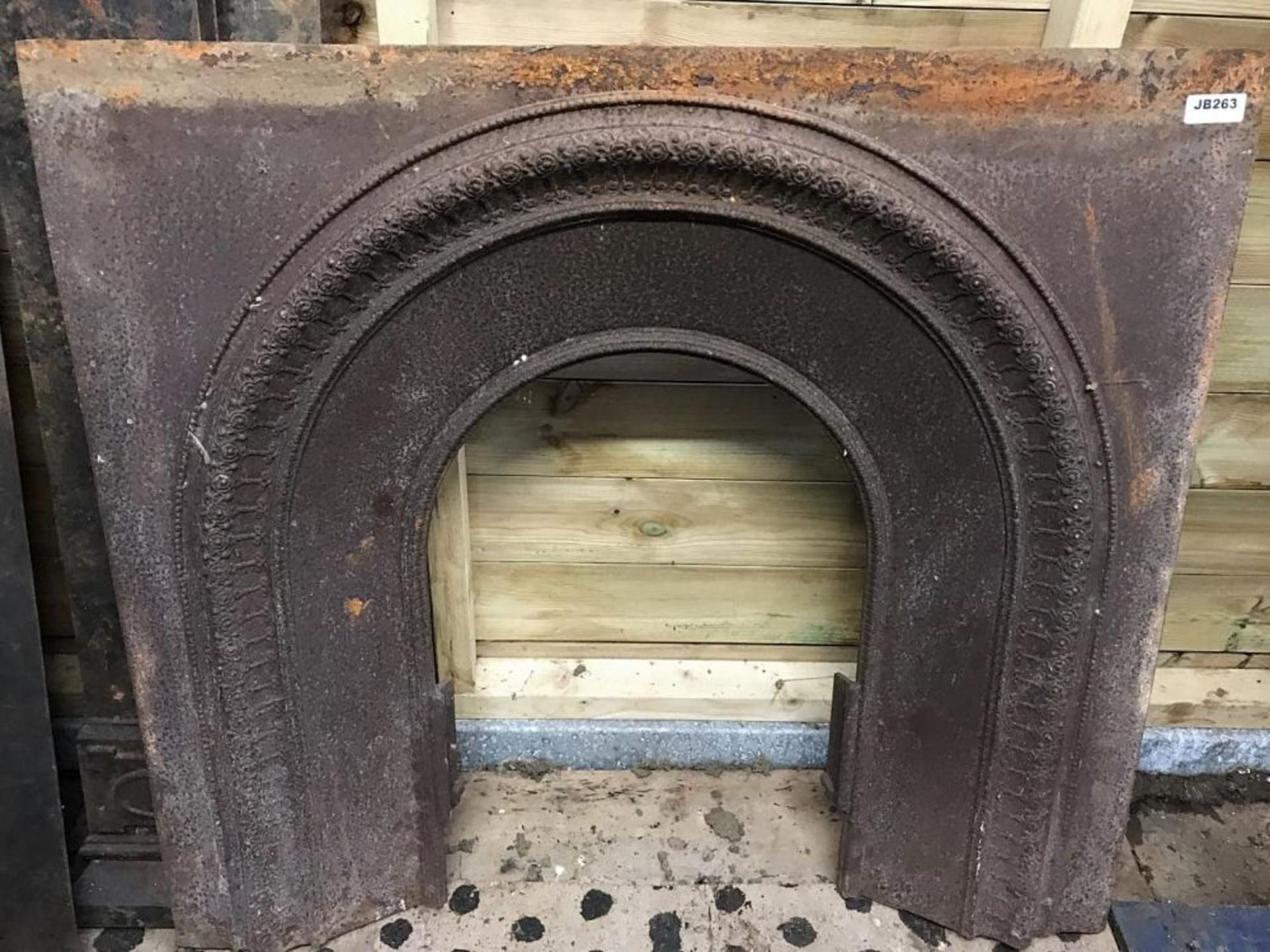 1 x Antique Victorian Cast Iron Fire Insert With Patterned Surround - Dimensions: Width 102cm x