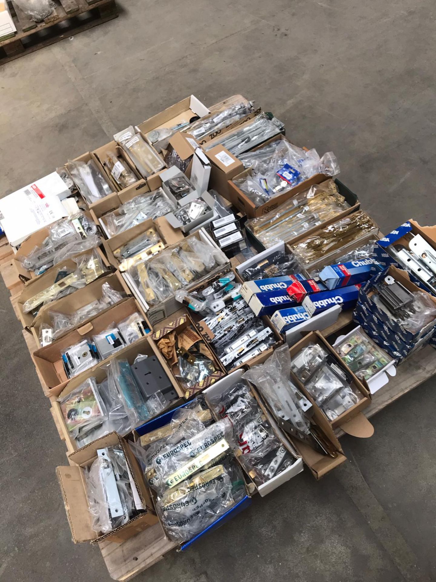 1 x Assorted Pallet Job Lot of Various Door Locks and Latches - Brand New Stock - Brands Include - Image 2 of 13