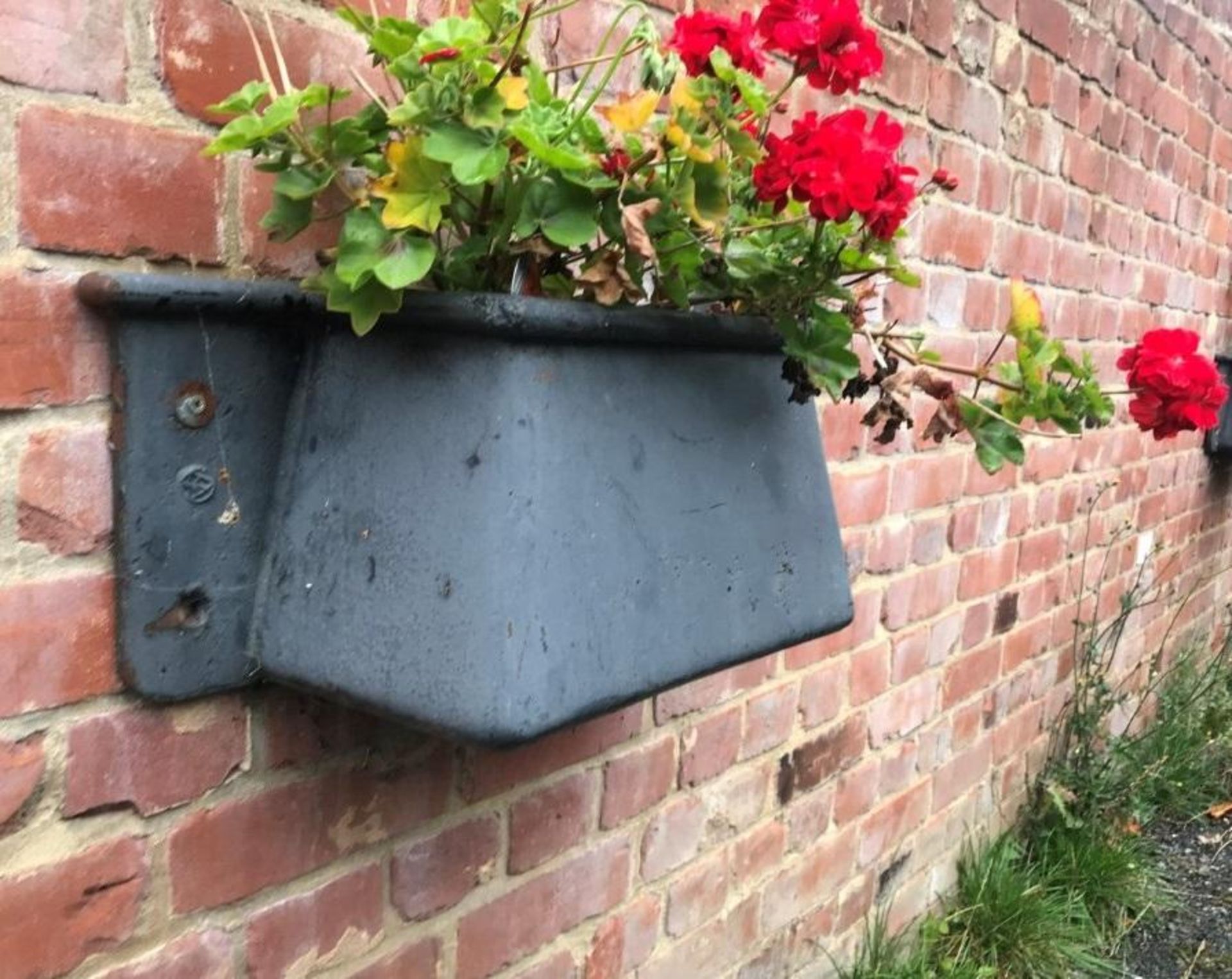 1 x Shaped Cast Iron Wall Ornamental Hanging Wall Planter Painted Grey - Ref: JB181 - Pre-Owned - NO - Image 4 of 5