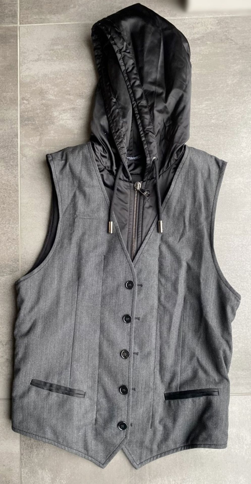 1 x Men's Genuine Dolce & Gabbana Hooded Gilet In Black & Grey - Size: 50 - Image 7 of 9