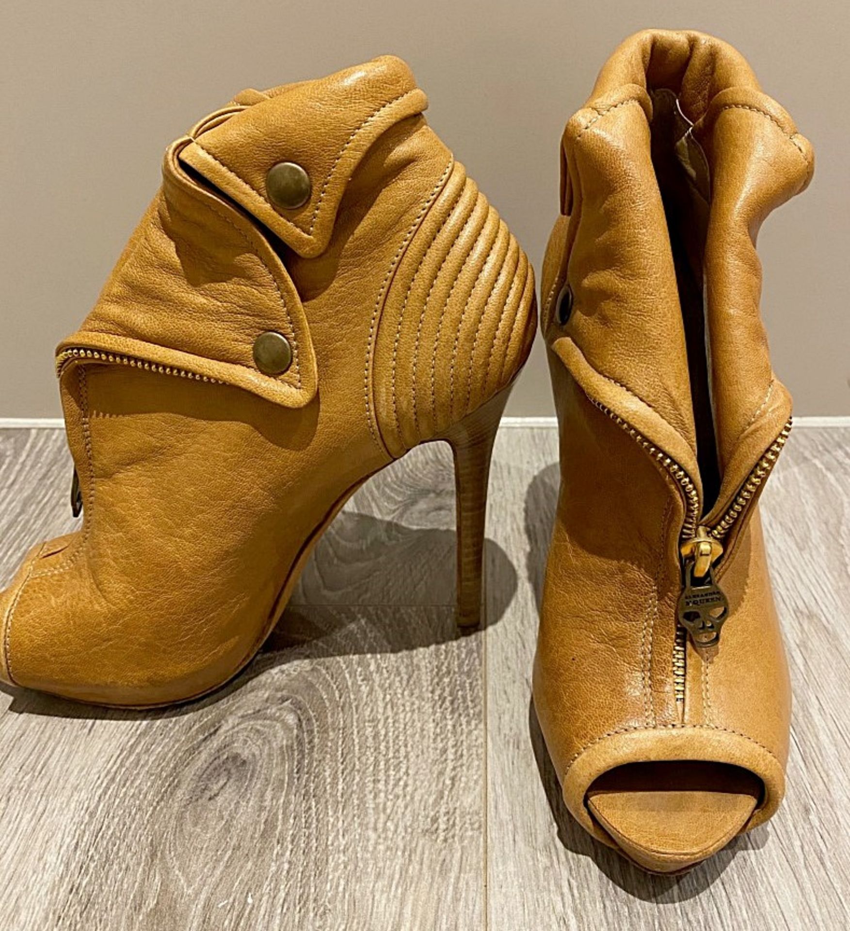 1 x Pair Of Genuine Alexander Mcqueen High Heel Shoes In Tan - Size: 37 - Preowned in Very Good