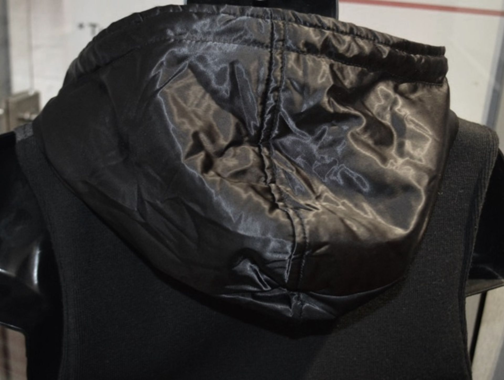 1 x Men's Genuine Dolce & Gabbana Hooded Gilet In Black & Grey - Size: 50 - Image 3 of 9
