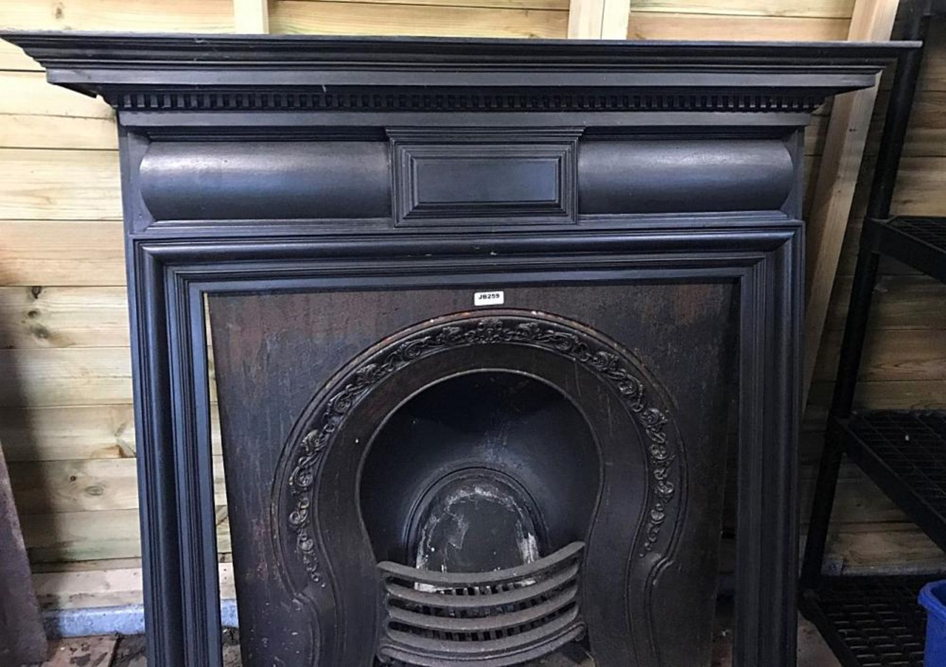 1 x Stunning Antique Victorian Cast Iron Fire Surround with Horseshoe Insert - Dimensions: Height - Image 5 of 9