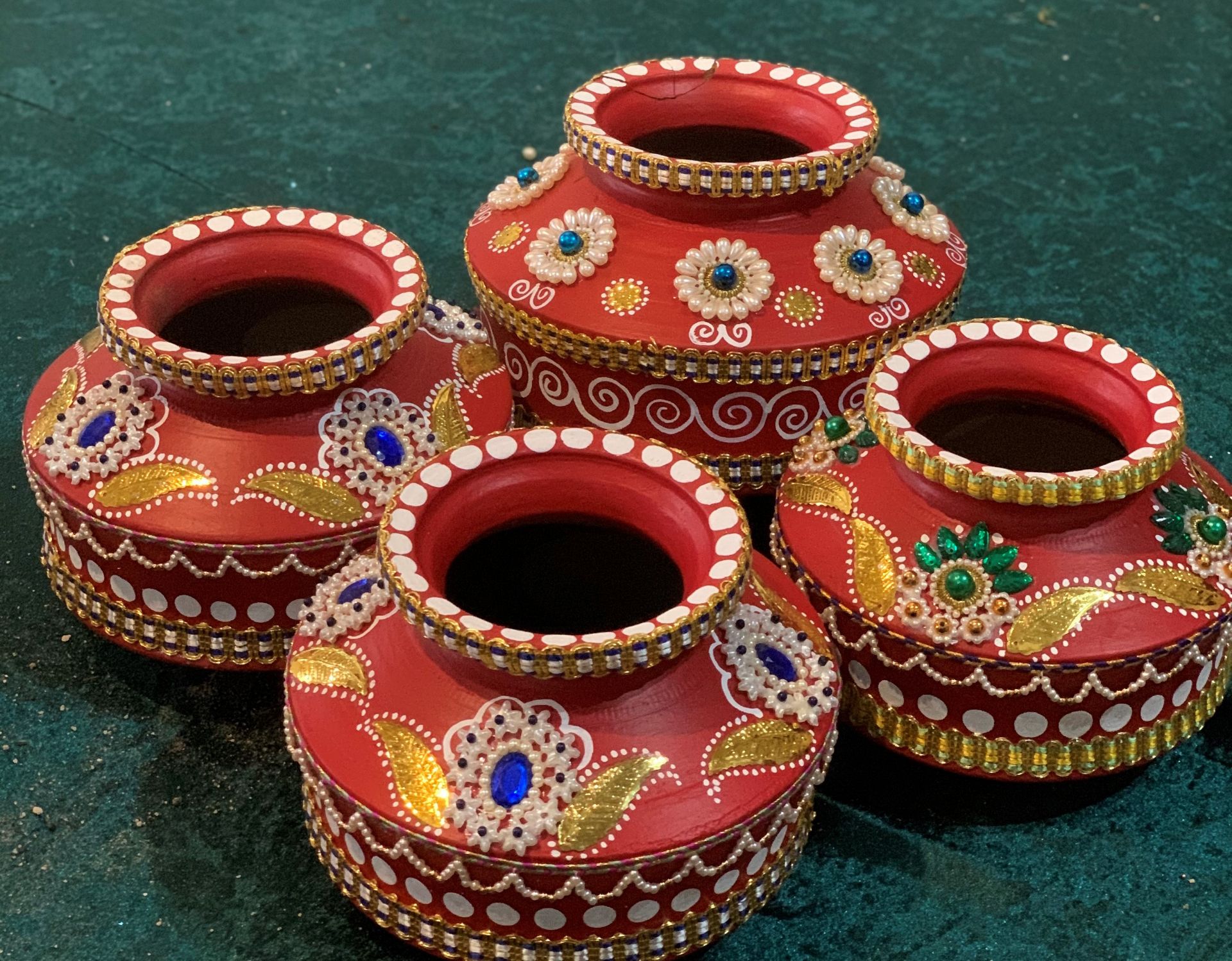 4 x Assorted Decorated Red Indian Pots - Dimensions: Mixed - Ref: Lot 103 - CL548 - Location: Near