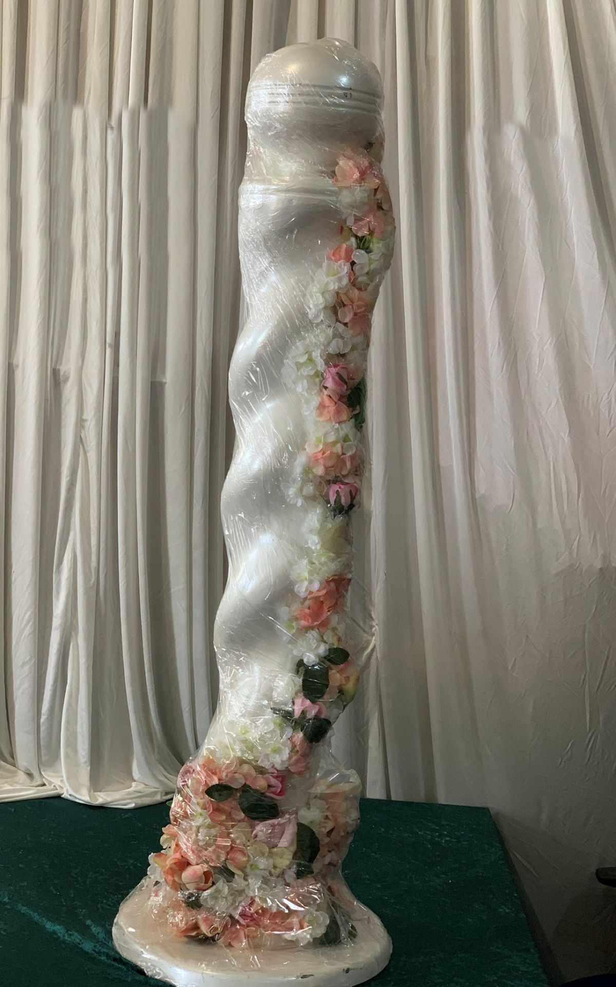 4 x 105cm Spiral Fibreglass Walkway Pillars With Flower Decoration - Dimensions: 105x35cm - Ref: Lot - Image 2 of 2