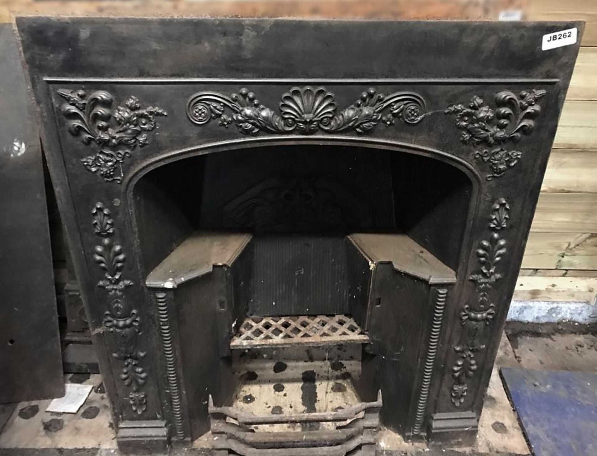 1 x Antique Victorian Cast Iron Fire Insert With Patterned Surround - Dimensions: Width 82cm x