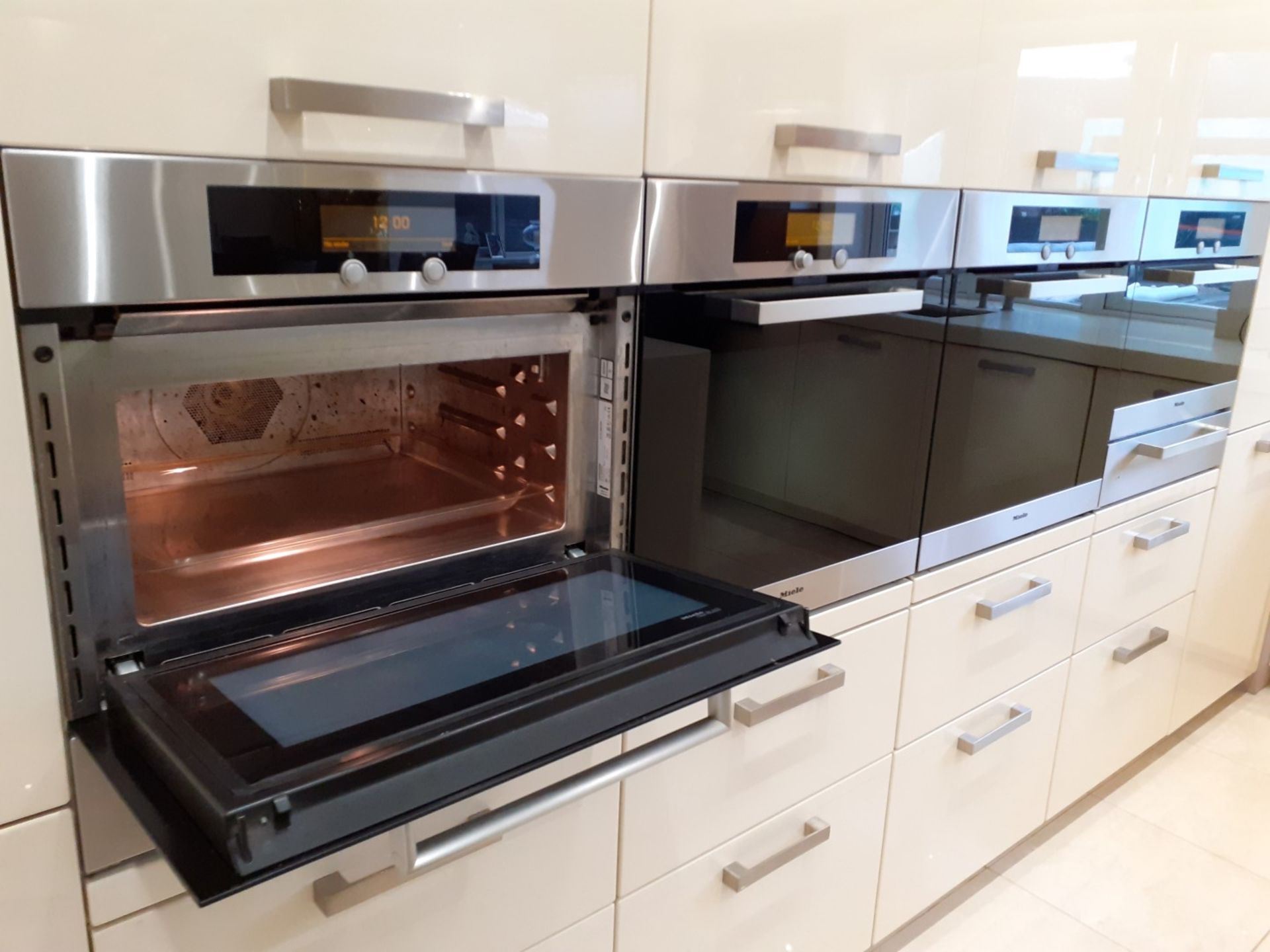 1 x ALNO Fitted Kitchen With Integrated Miele Appliances, Silestone Worktops & Breakfast Island - Image 35 of 86