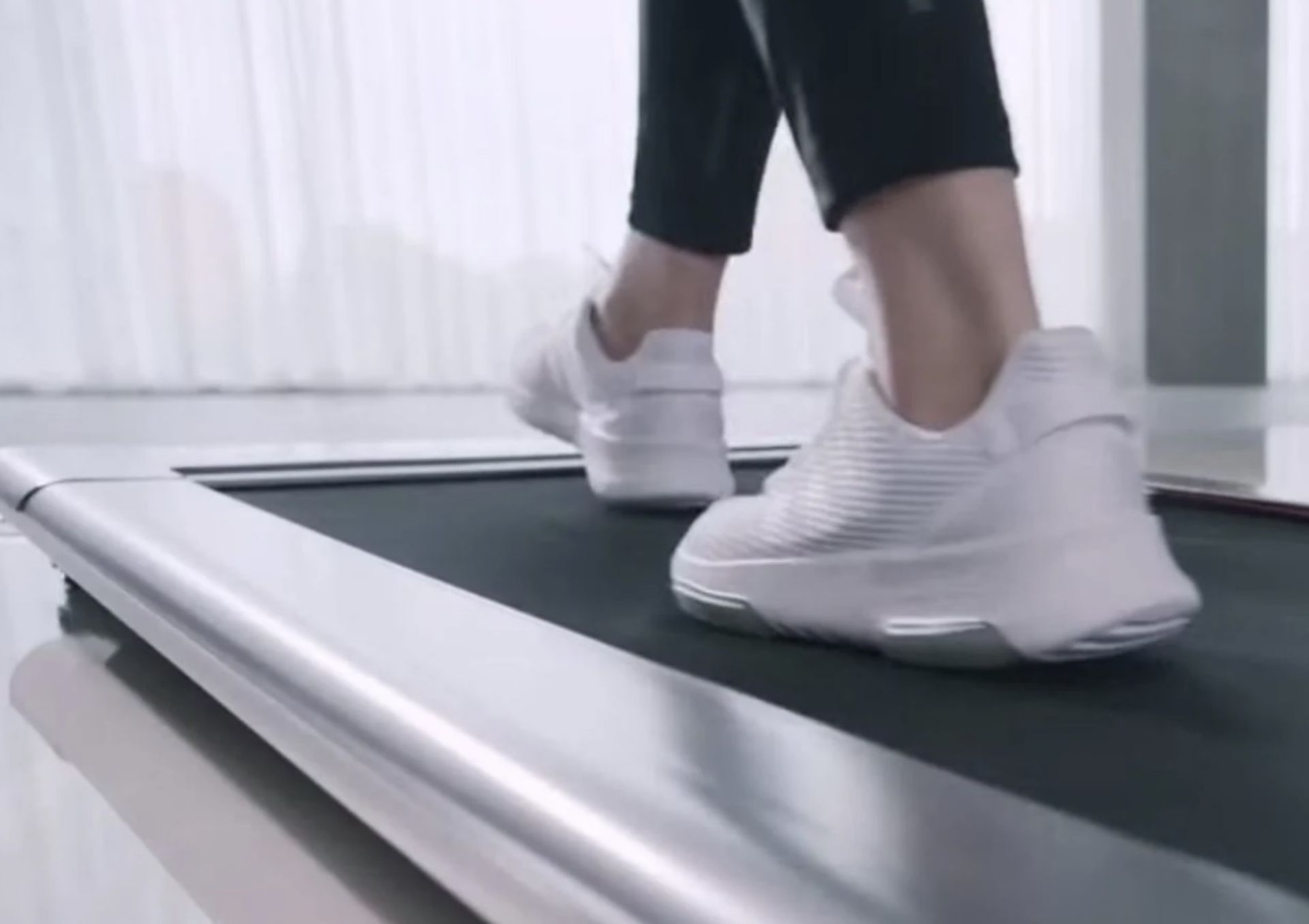 1 x Slim Tread Ultra Thin Smart Treadmill Running / Walking Machine - Lightweight With Folding - Bild 8 aus 19