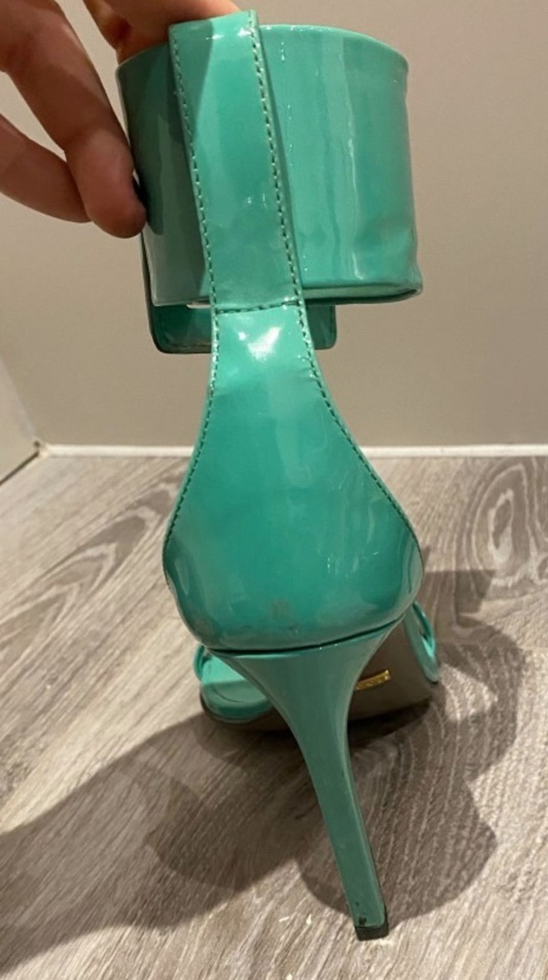 1 x Pair Of Genuine Gucci High Heel Shoes In Green - Size: 36 - Preowned in Worn Condition - Ref: LO - Image 2 of 4
