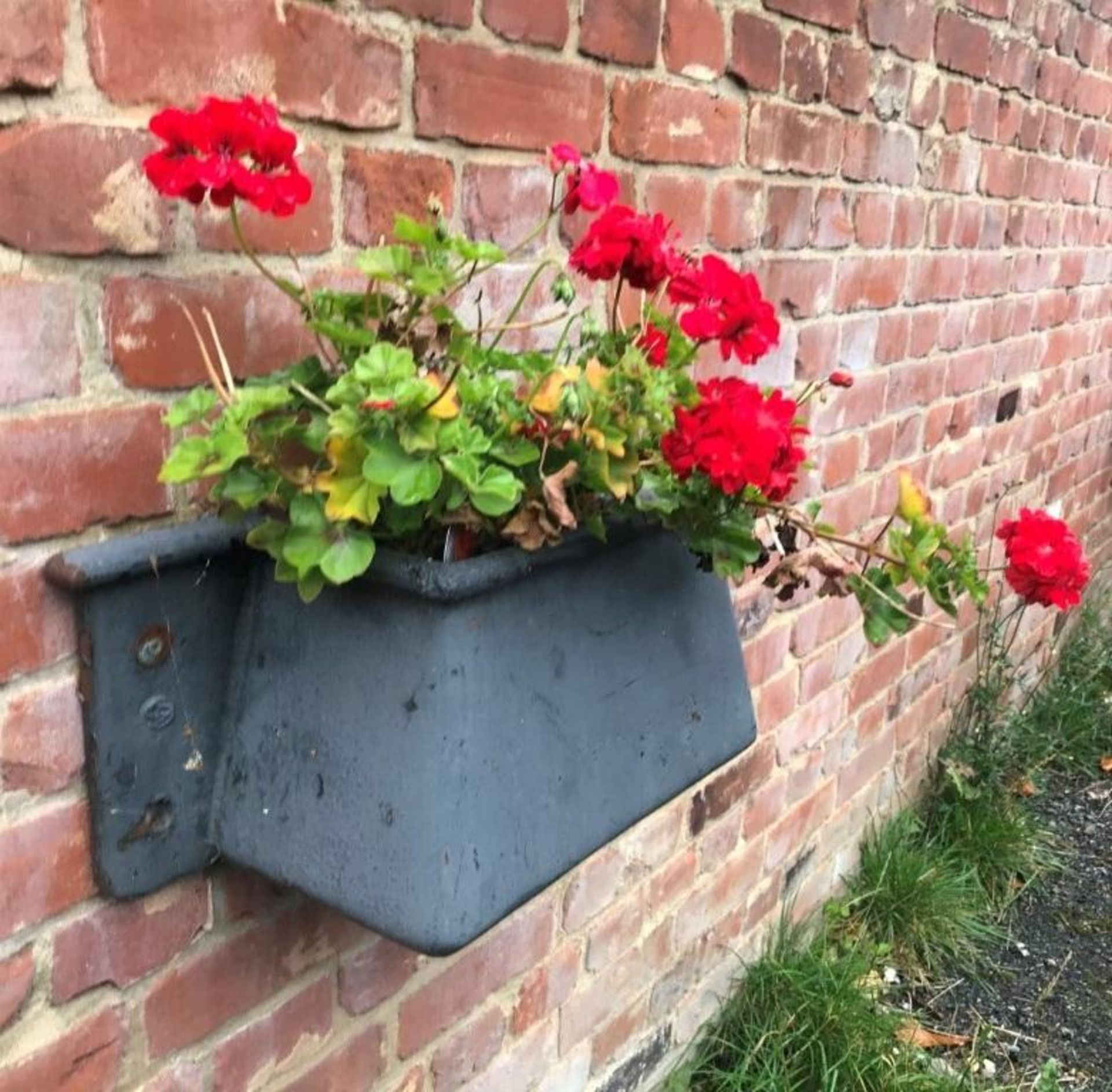 1 x Shaped Cast Iron Wall Ornamental Hanging Wall Planter Painted Grey - Ref: JB181 - Pre-Owned - NO - Image 2 of 5