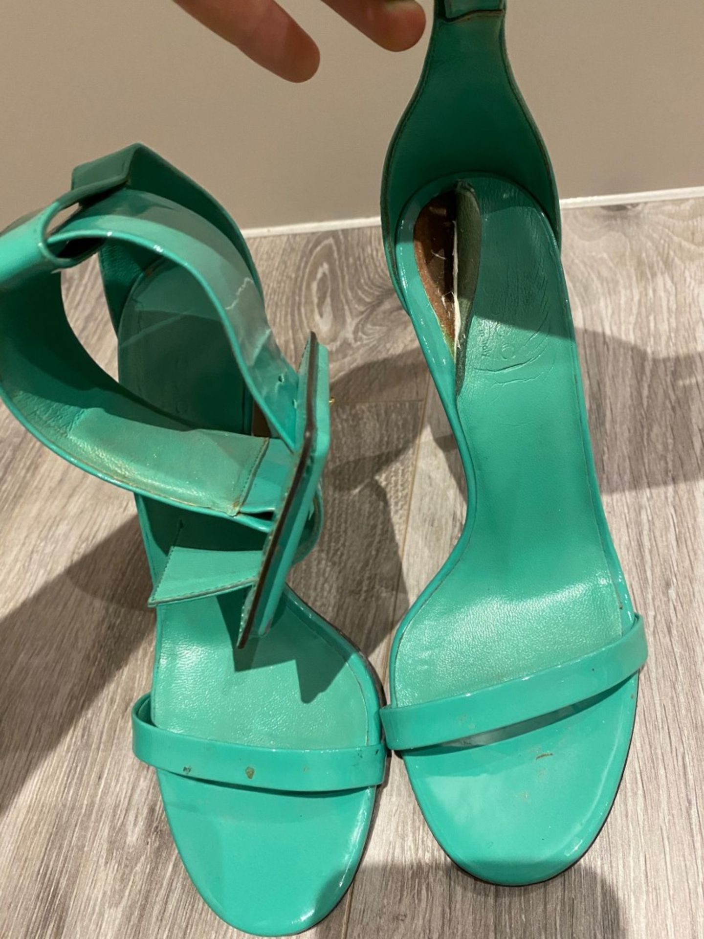 1 x Pair Of Genuine Gucci High Heel Shoes In Green - Size: 36 - Preowned in Worn Condition - Ref: LO - Image 4 of 4
