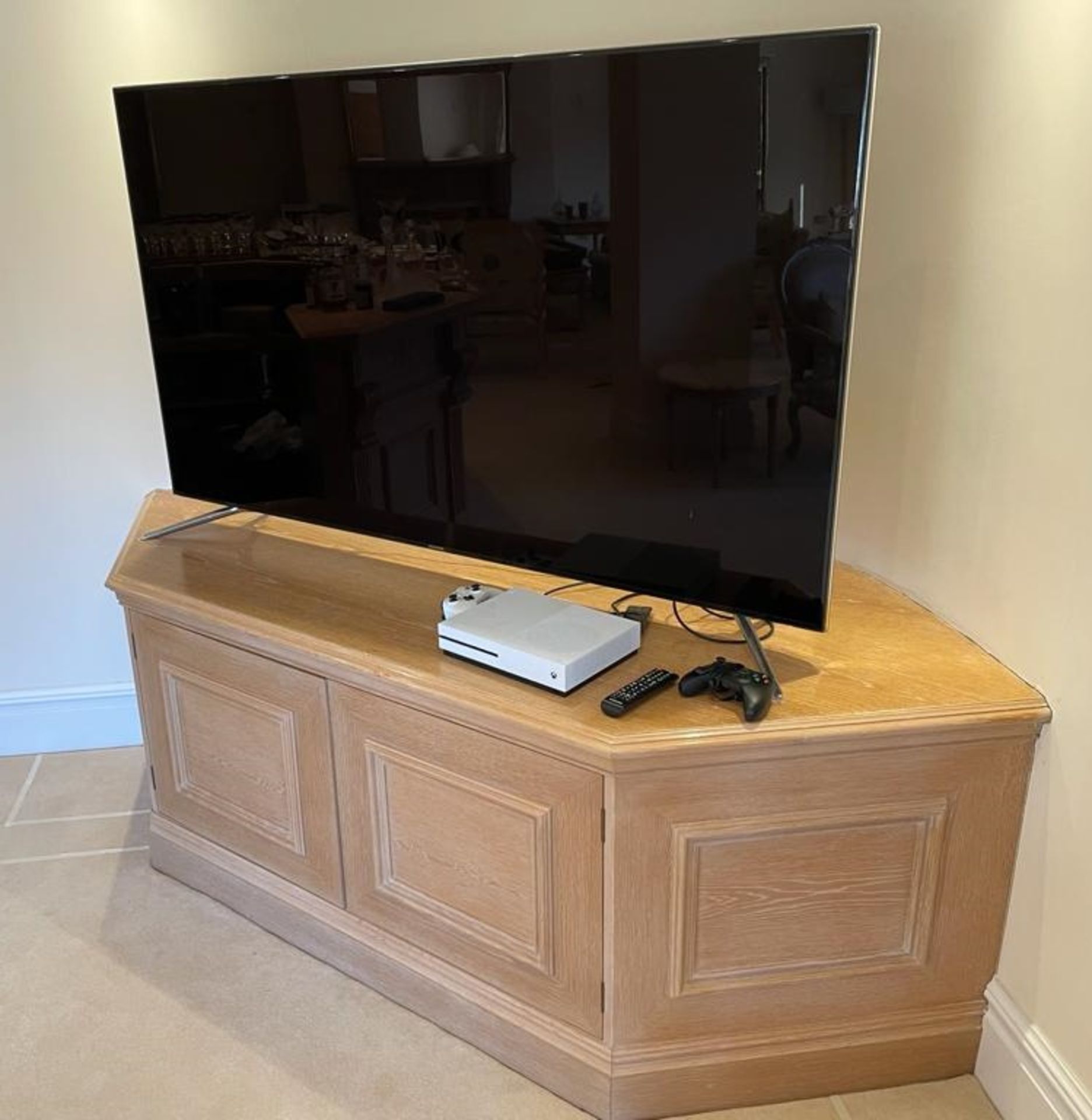 1 x Solid Beech Corner TV Cabinet - NO VAT ON THE HAMMER - CL636 - Location: Poynton, Cheshire,