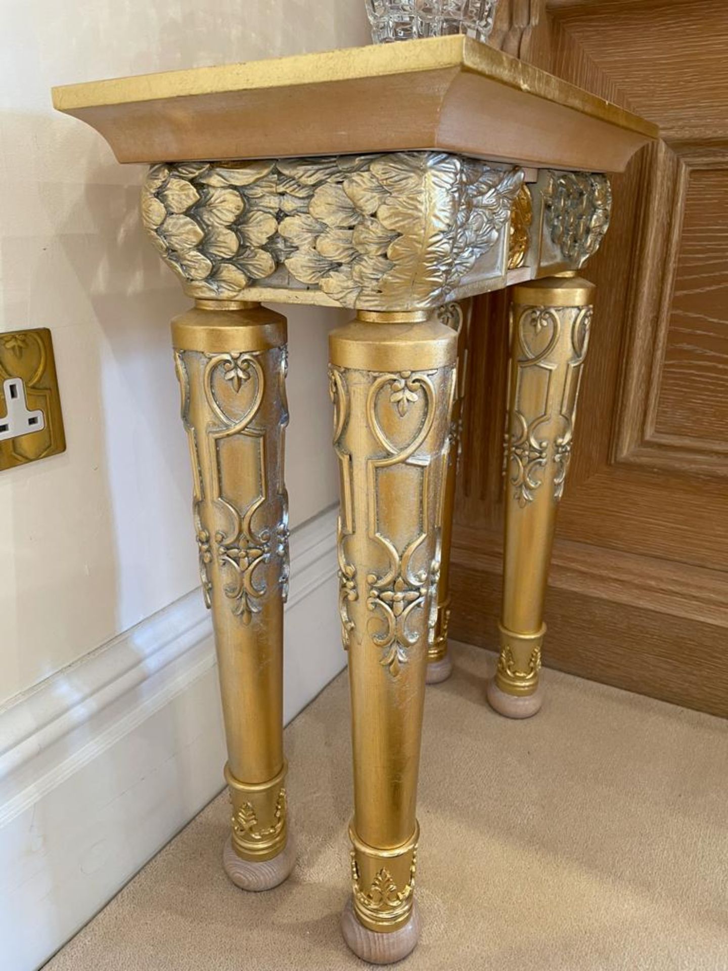 1 x Hand Carved Ornate Lamp Tables Complimented With Birchwood Veneer, Golden Pillar Legs, Carved - Image 7 of 10