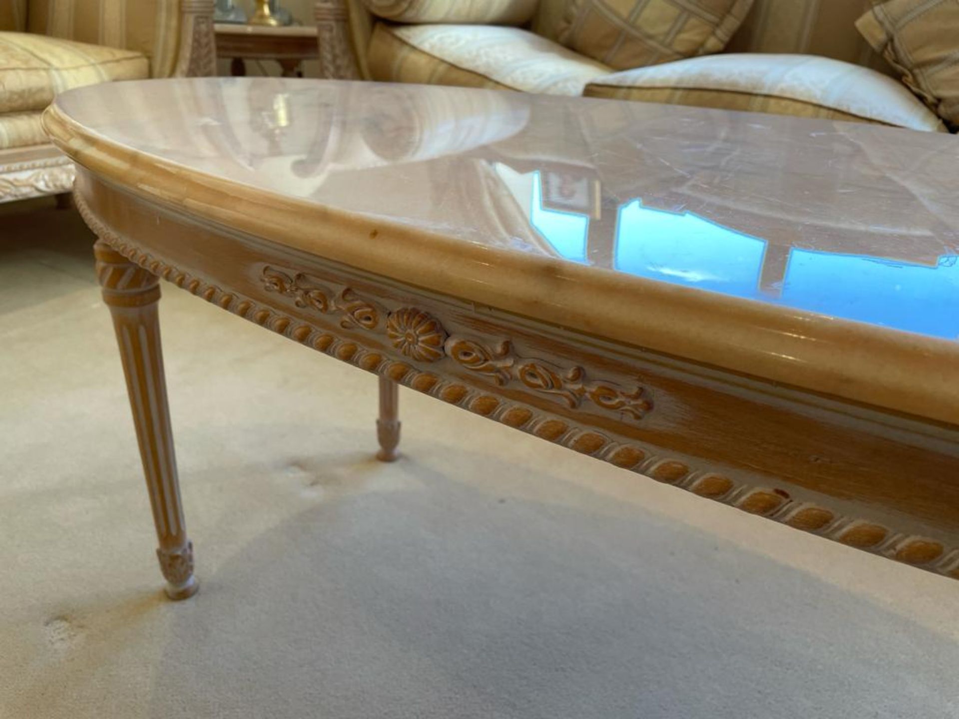 1 x French Shabby Chic Oval Coffee Table With Marble Top and Ornate Carved Base - Size: H50 x W118 x - Image 3 of 12