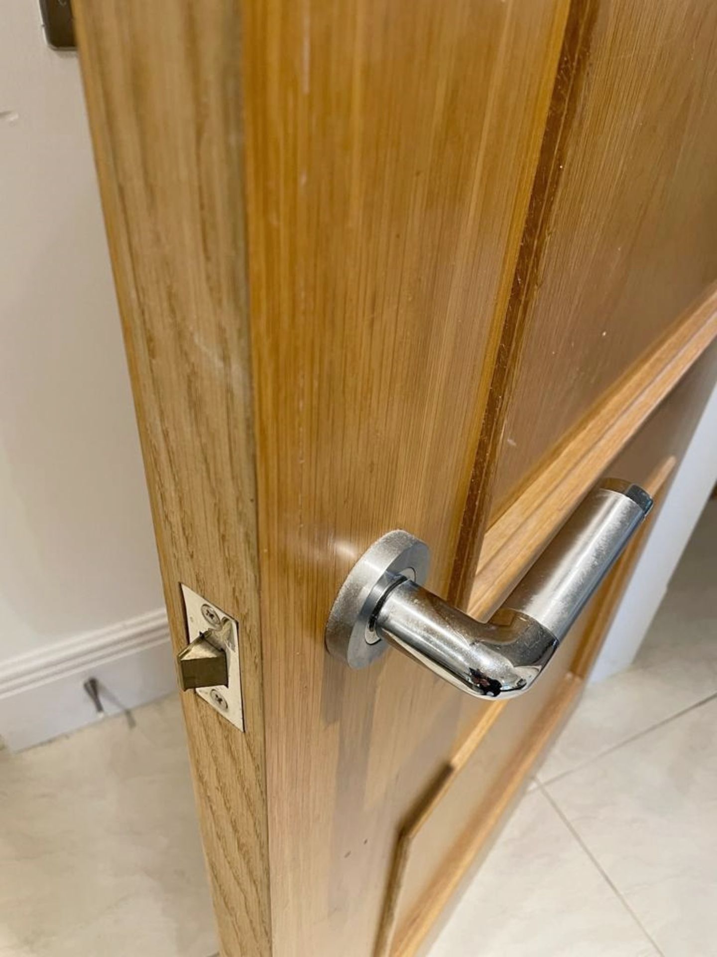 6 x Solid Oak Wood Internal Doors - Includes Hinges and Handles - NO VAT ON THE HAMMER - Image 3 of 4