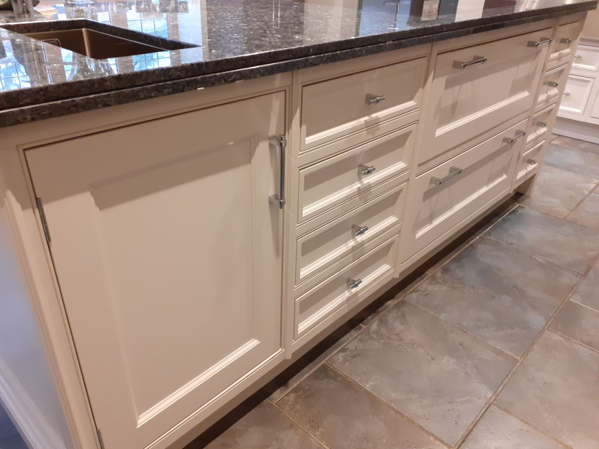 1 x Tom Howley Bespoke Solid Wood Kitchen Beautifully. Appointed With Granite Worktops - Image 34 of 138