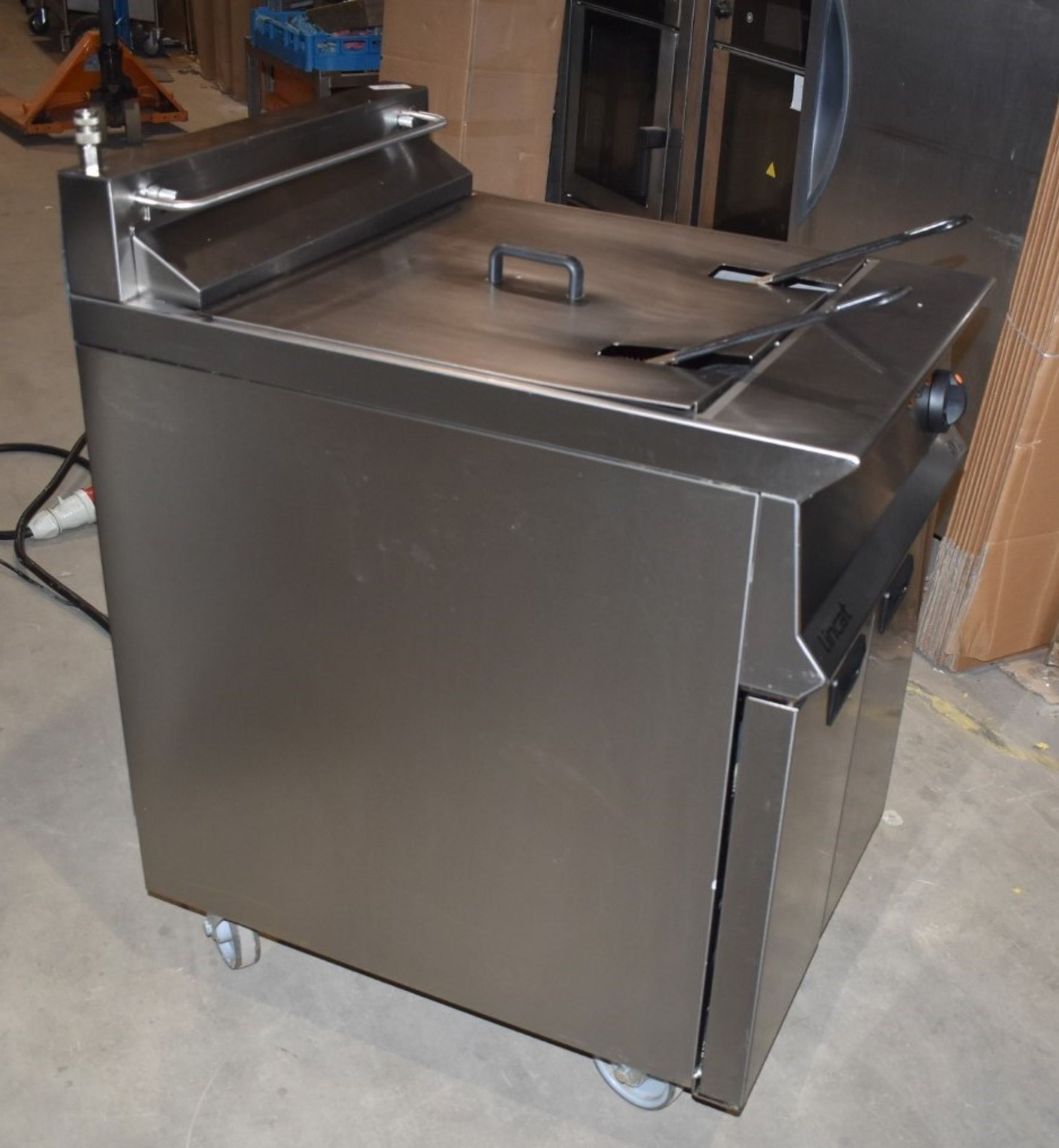 1 x Lincat Opus 800 OE8108 Single Tank Electric Fryer With Filtration - 37L Tank With Two - Image 2 of 14