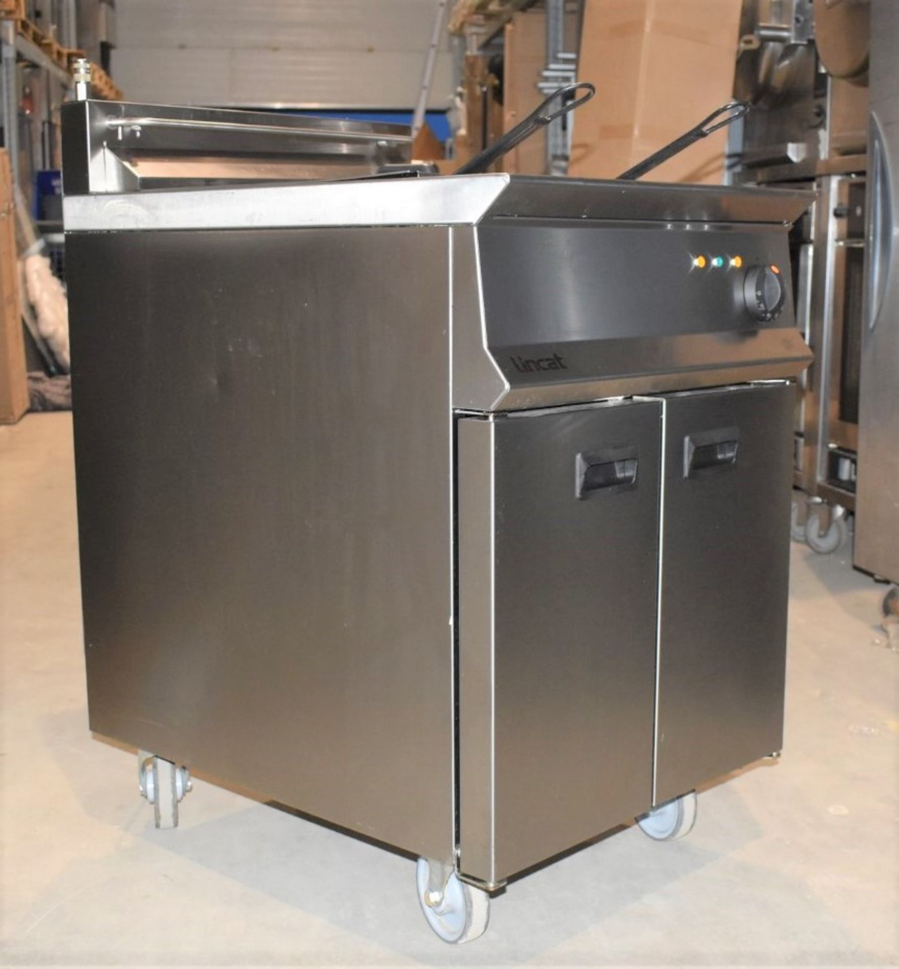 1 x Lincat Opus 800 OE8108 Single Tank Electric Fryer With Filtration - 37L Tank With Two - Image 10 of 14