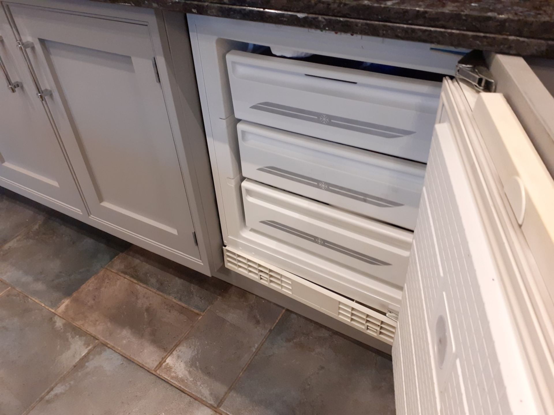 1 x Tom Howley Bespoke Solid Wood Kitchen Beautifully. Appointed With Granite Worktops - Image 90 of 138