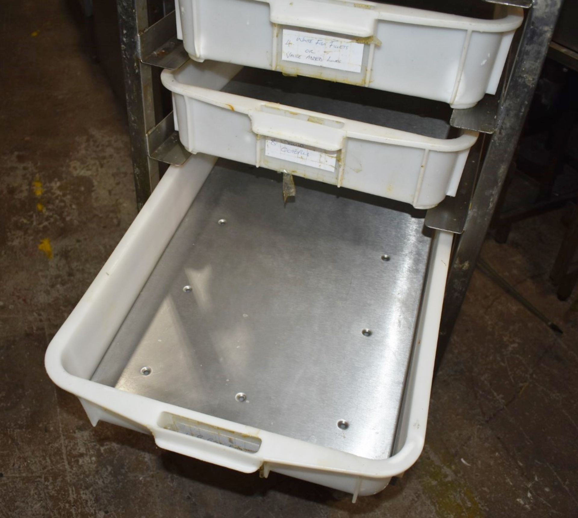 1 x Stainless Steel Upright Mobile Fish Tray Stand With Nine Perforated Stainless Steel Trays - Size - Image 4 of 6