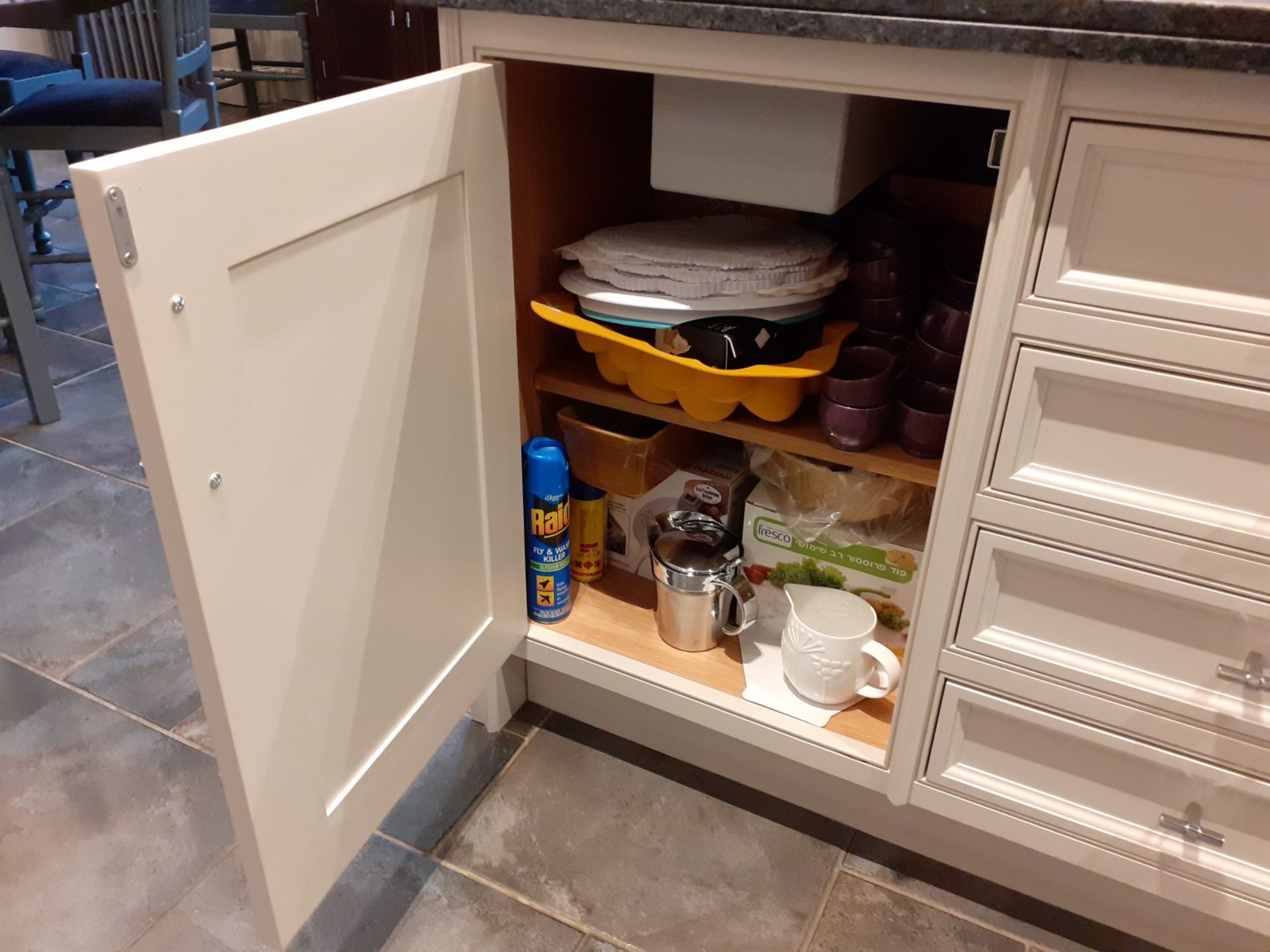 1 x Tom Howley Bespoke Solid Wood Kitchen Beautifully. Appointed With Granite Worktops - Image 36 of 138