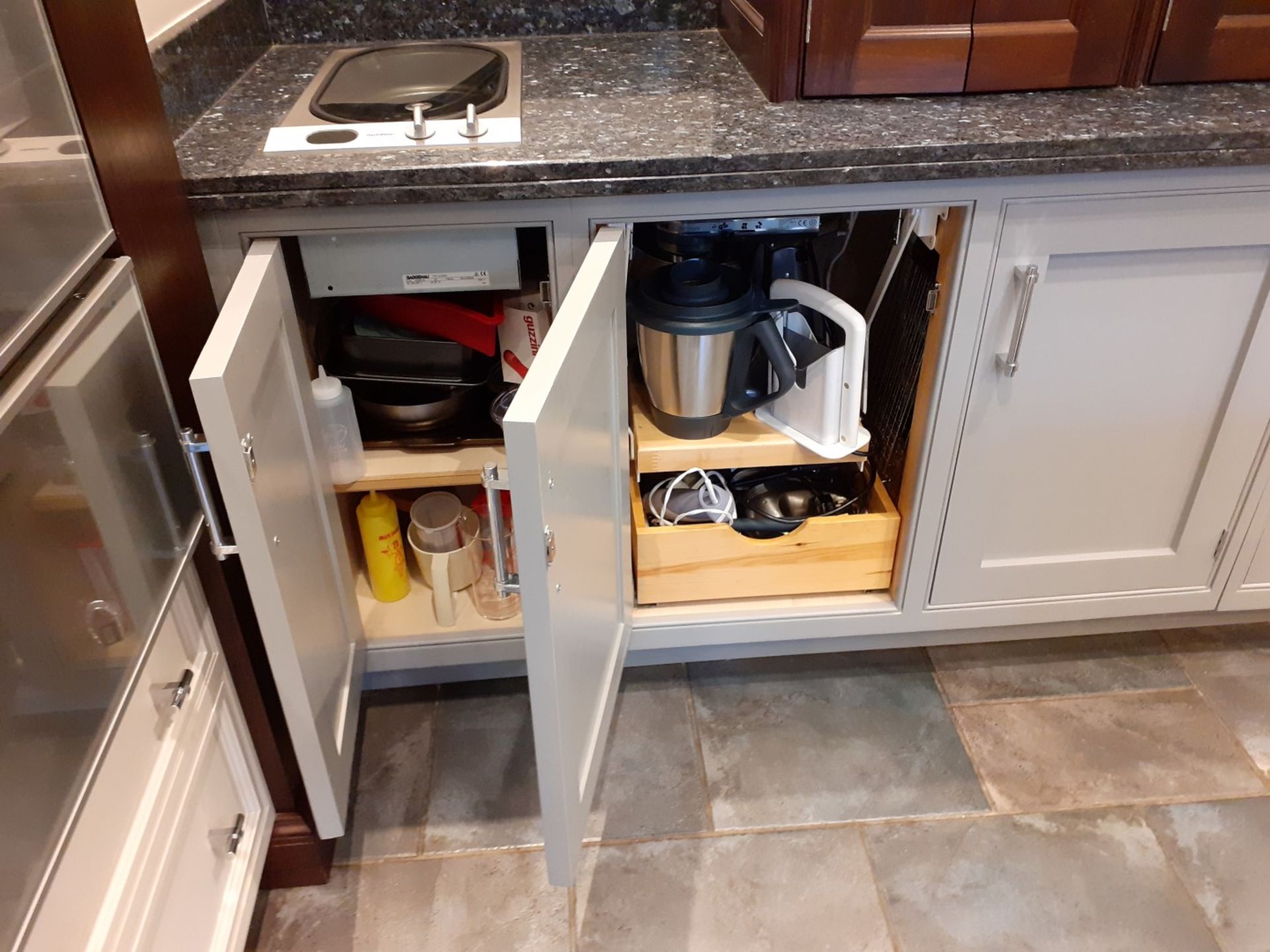 1 x Tom Howley Bespoke Solid Wood Kitchen Beautifully. Appointed With Granite Worktops - Image 73 of 138