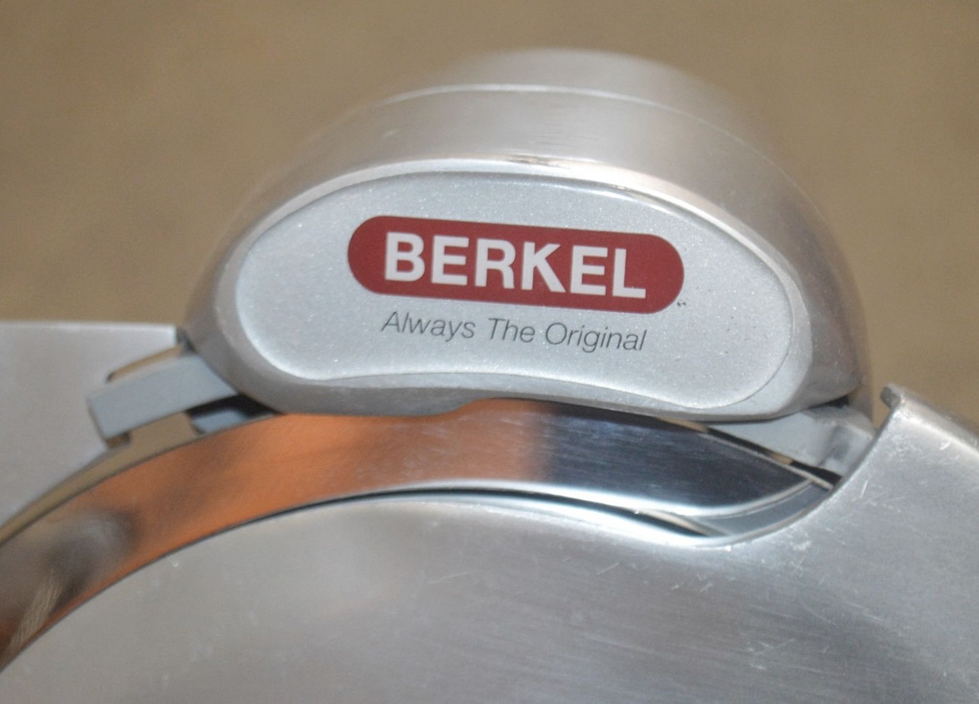 1 x AVERY BERKEL Commercial Meat Slicer In Stainless Steel - Dimensions: H54 x W52 x D42cm - Very - Image 3 of 10