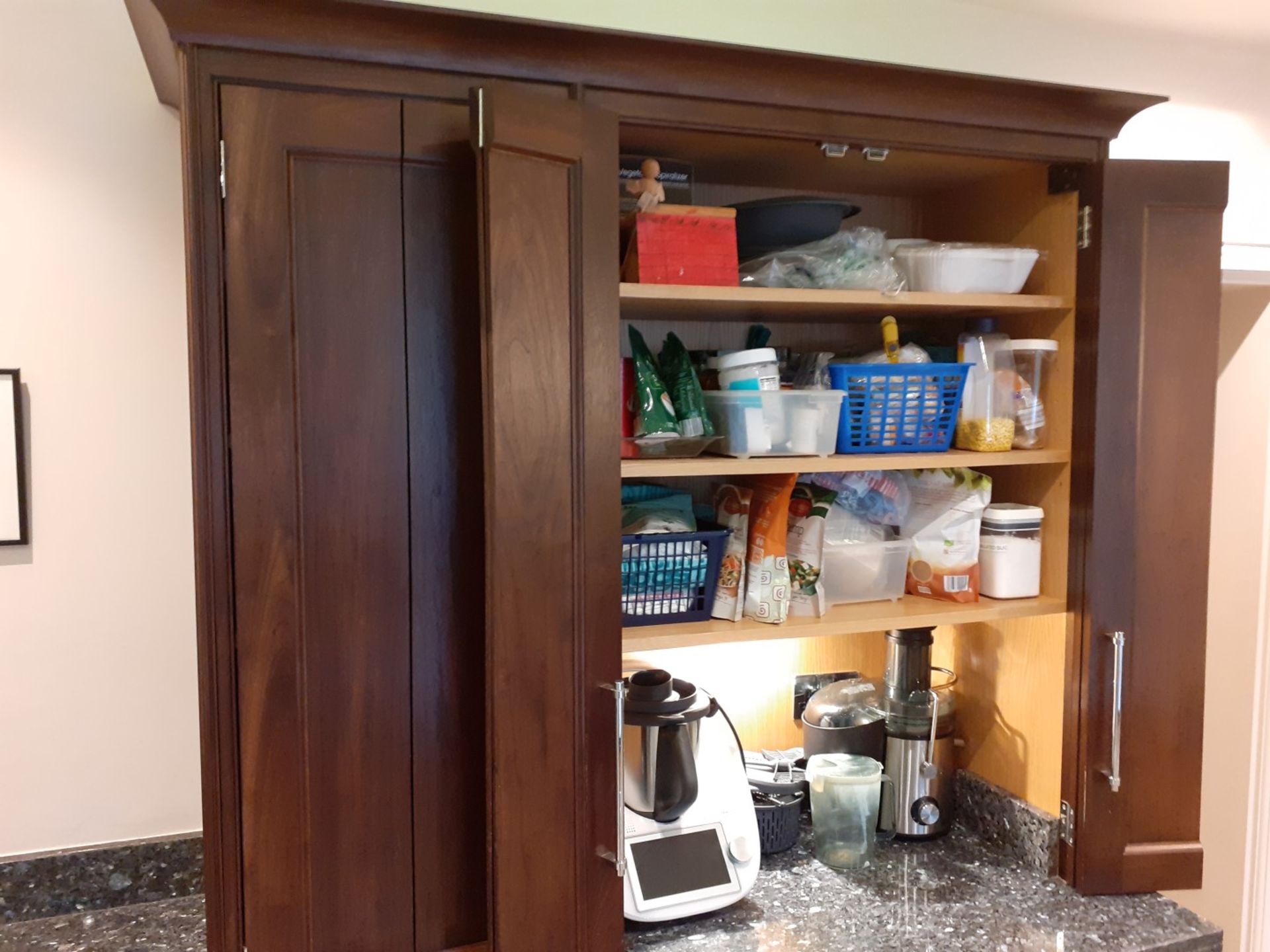 1 x Tom Howley Bespoke Solid Wood Kitchen Beautifully. Appointed With Granite Worktops - Image 52 of 138