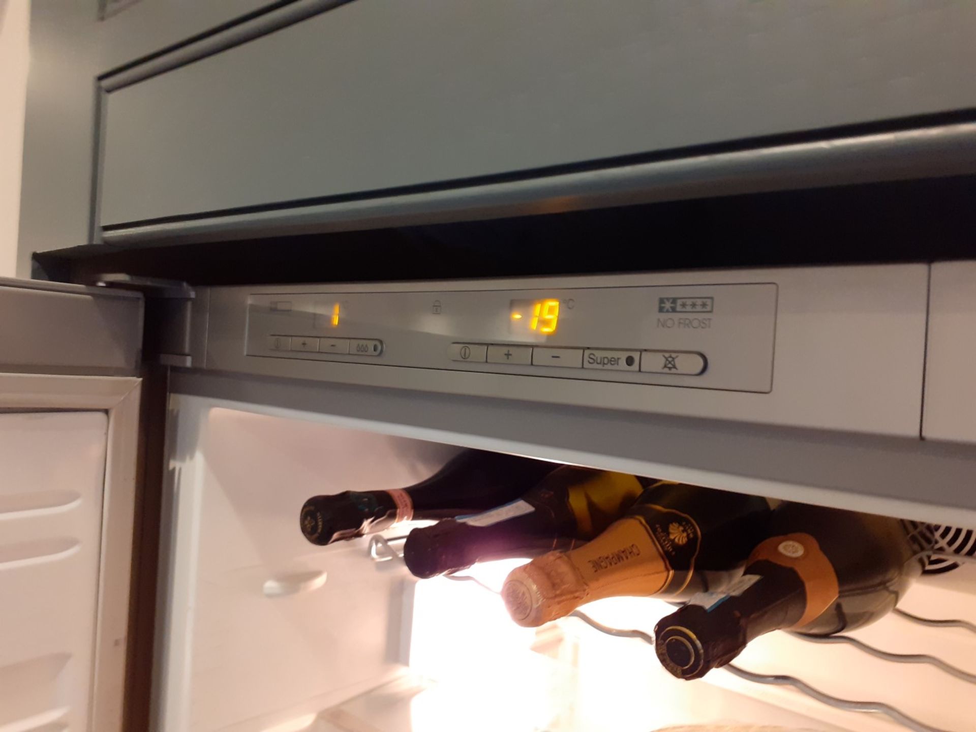 1 x MIELE Side By Side Fridge Freezer - NO VAT ON THE HAMMER - Preowned - CL605 - Location: Hale, - Image 8 of 8