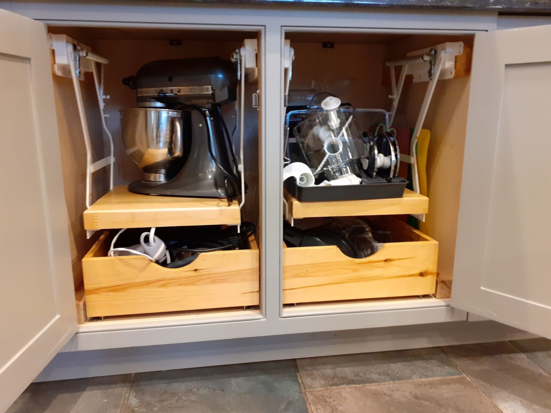 1 x Tom Howley Bespoke Solid Wood Kitchen Beautifully. Appointed With Granite Worktops - Image 87 of 138