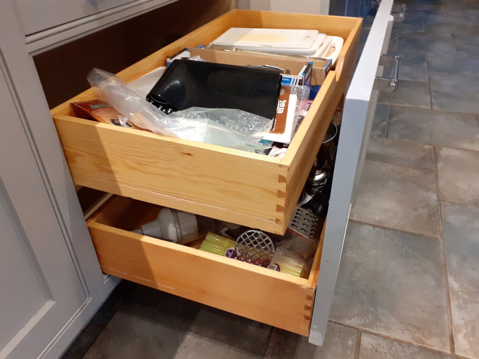 1 x Tom Howley Bespoke Solid Wood Kitchen Beautifully. Appointed With Granite Worktops - Image 110 of 138