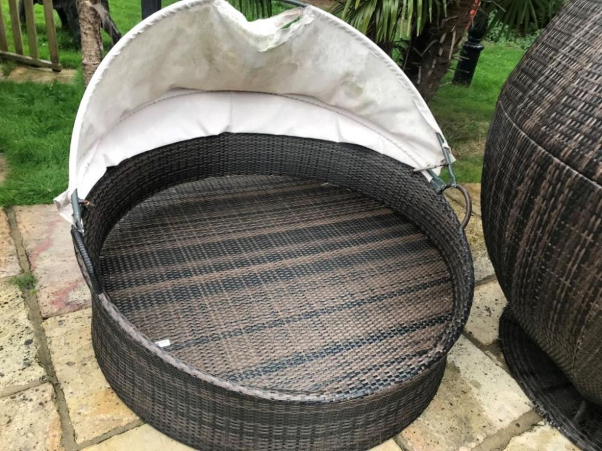 1 x Wicker / Rattan Round Daybed With Fabric Sun Hood - Ref: JB165 - Pre-Owned - NO VAT ON THE - Image 7 of 7