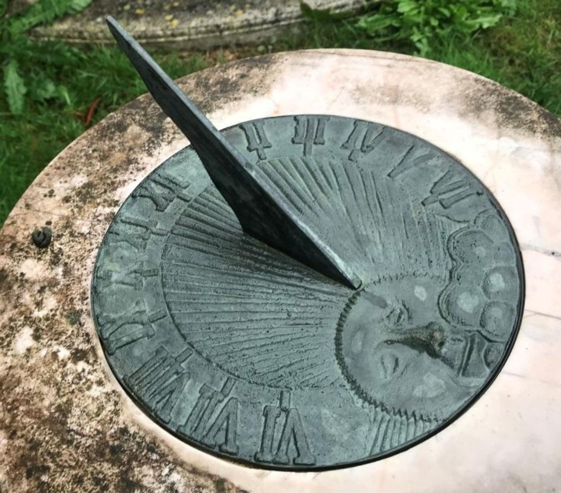 1 x Solstice Stone Sundial Shaped Pedestal With Dial Plate - Measurements Height 84cm x Diameter - Image 4 of 8