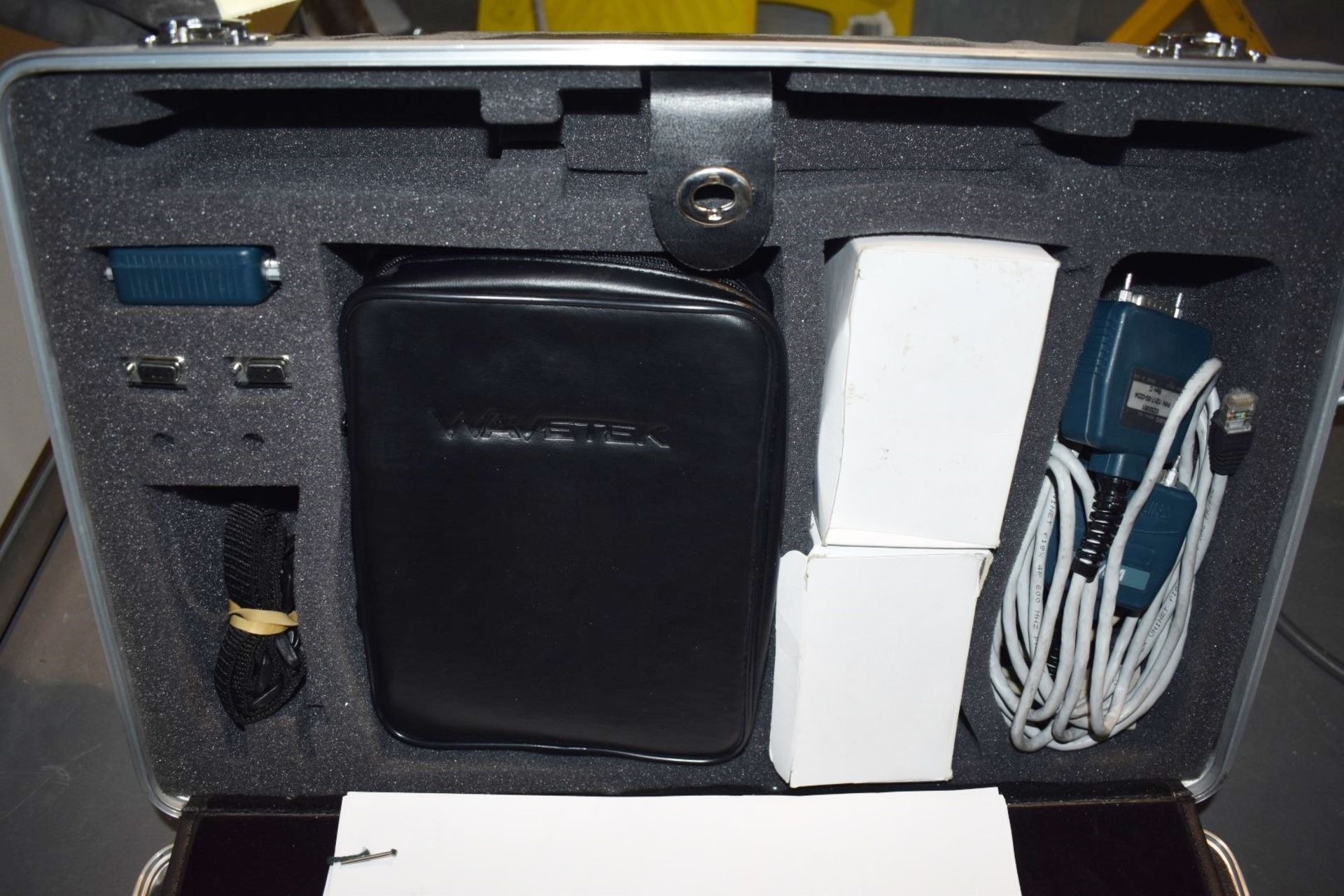 1 x Wavetek LT8600T 300MHz Cable Tester Certifier Kit With Accessories and Carry Case - Image 10 of 11