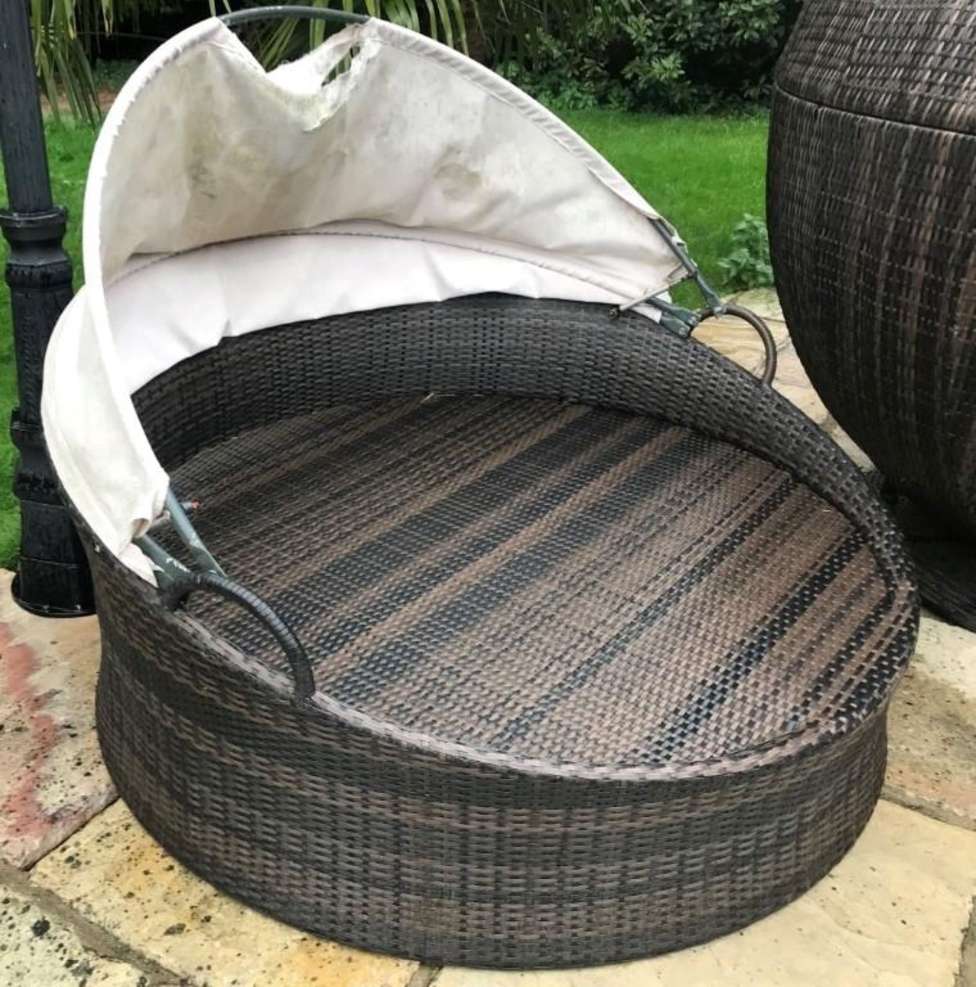 1 x Wicker / Rattan Round Daybed With Fabric Sun Hood - Ref: JB165 - Pre-Owned - NO VAT ON THE