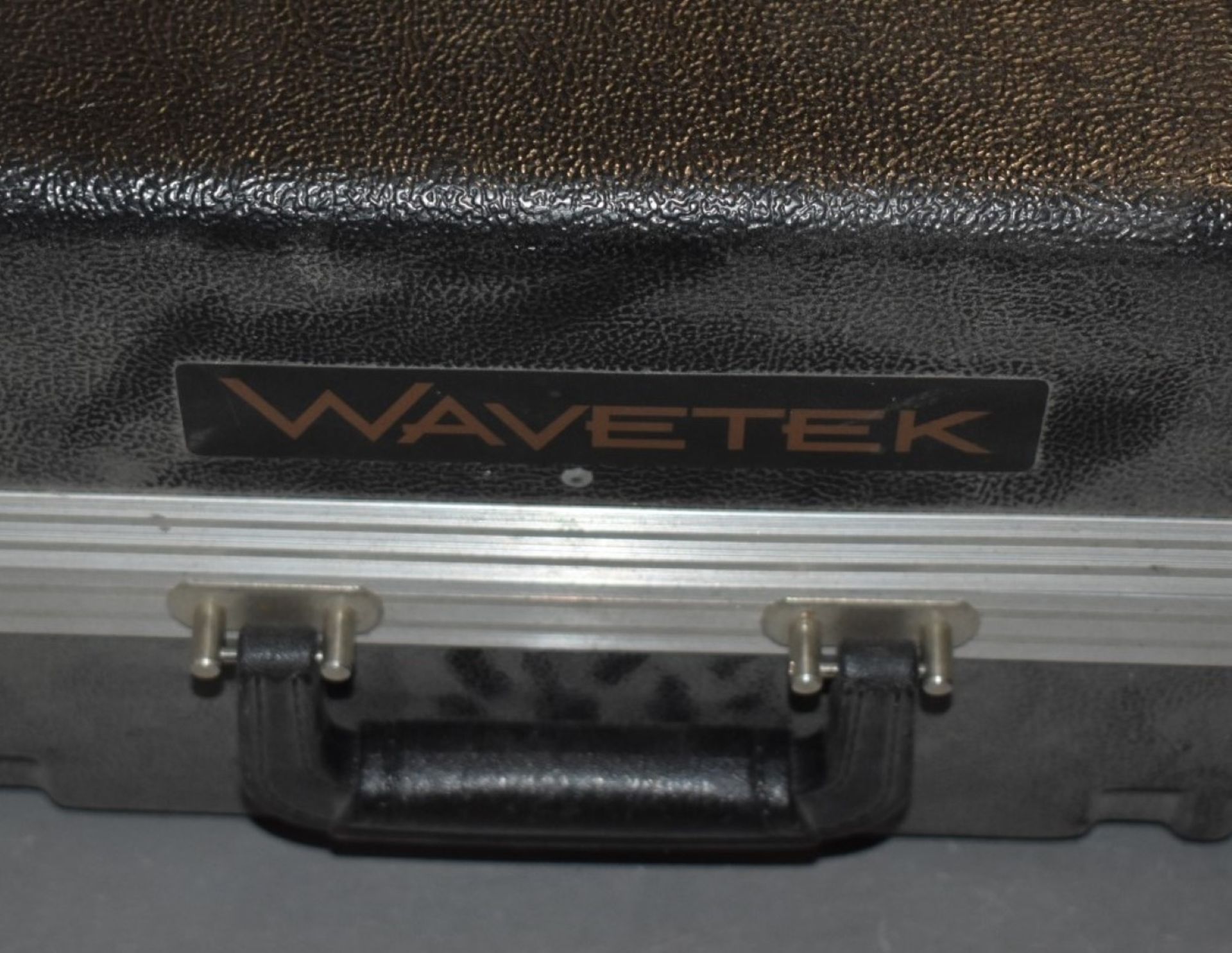 1 x Wavetek LT8600T 300MHz Cable Tester Certifier Kit With Accessories and Carry Case - Image 3 of 11