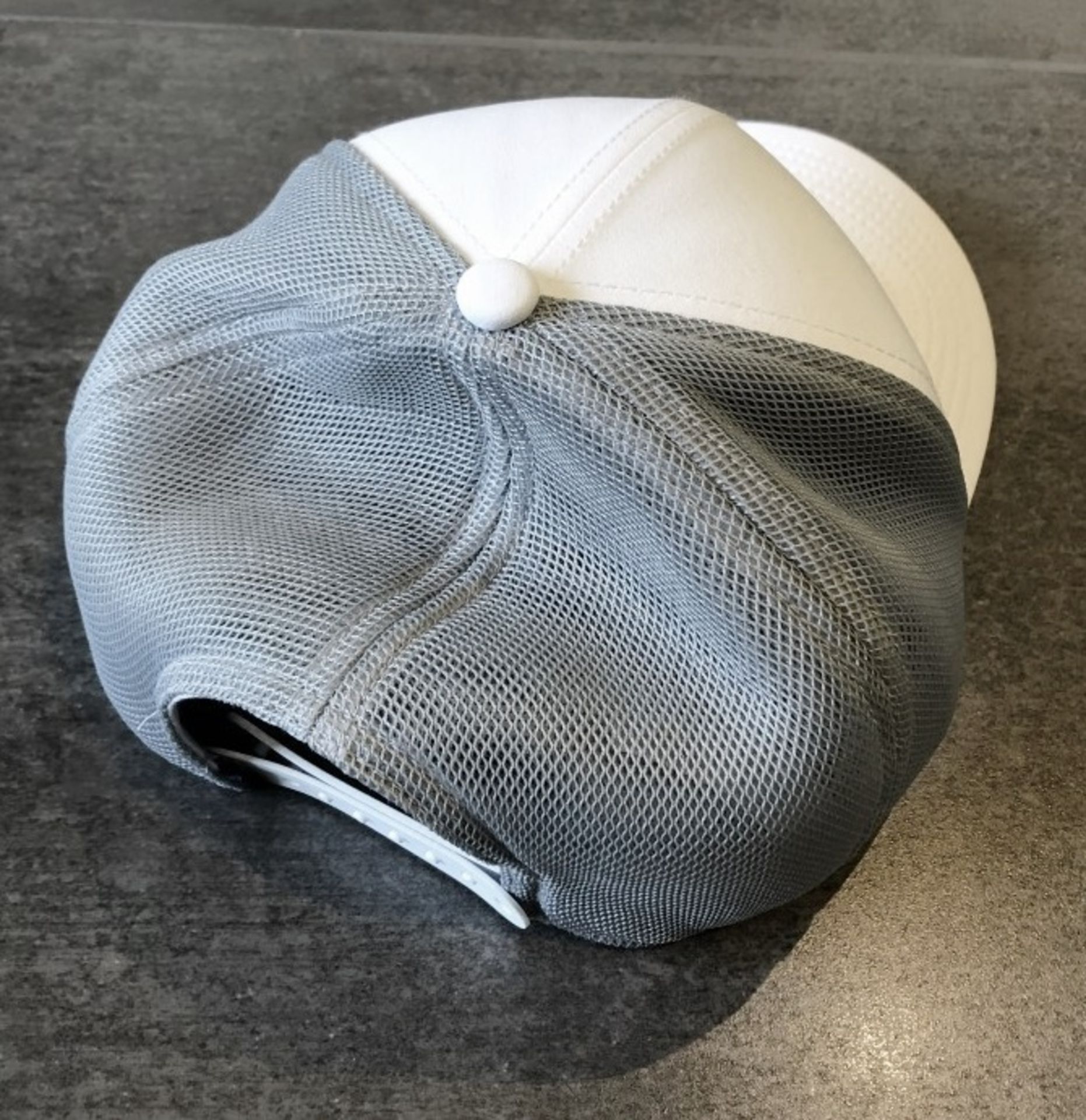 1 x Genuine Nike Cap In White - Preowned - Ref: JS209 - NO VAT ON THE HAMMER - CL645 - Location: - Image 3 of 4