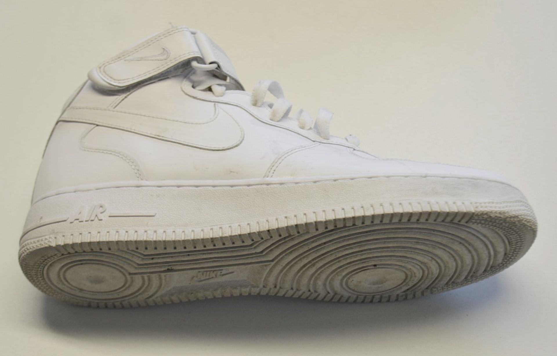 1 x Pair Of Men's Genuine Nike 'Air Force 1 Mid' Trainers In White - Size (EU/UK): 44.5/9.5 - - Image 4 of 6