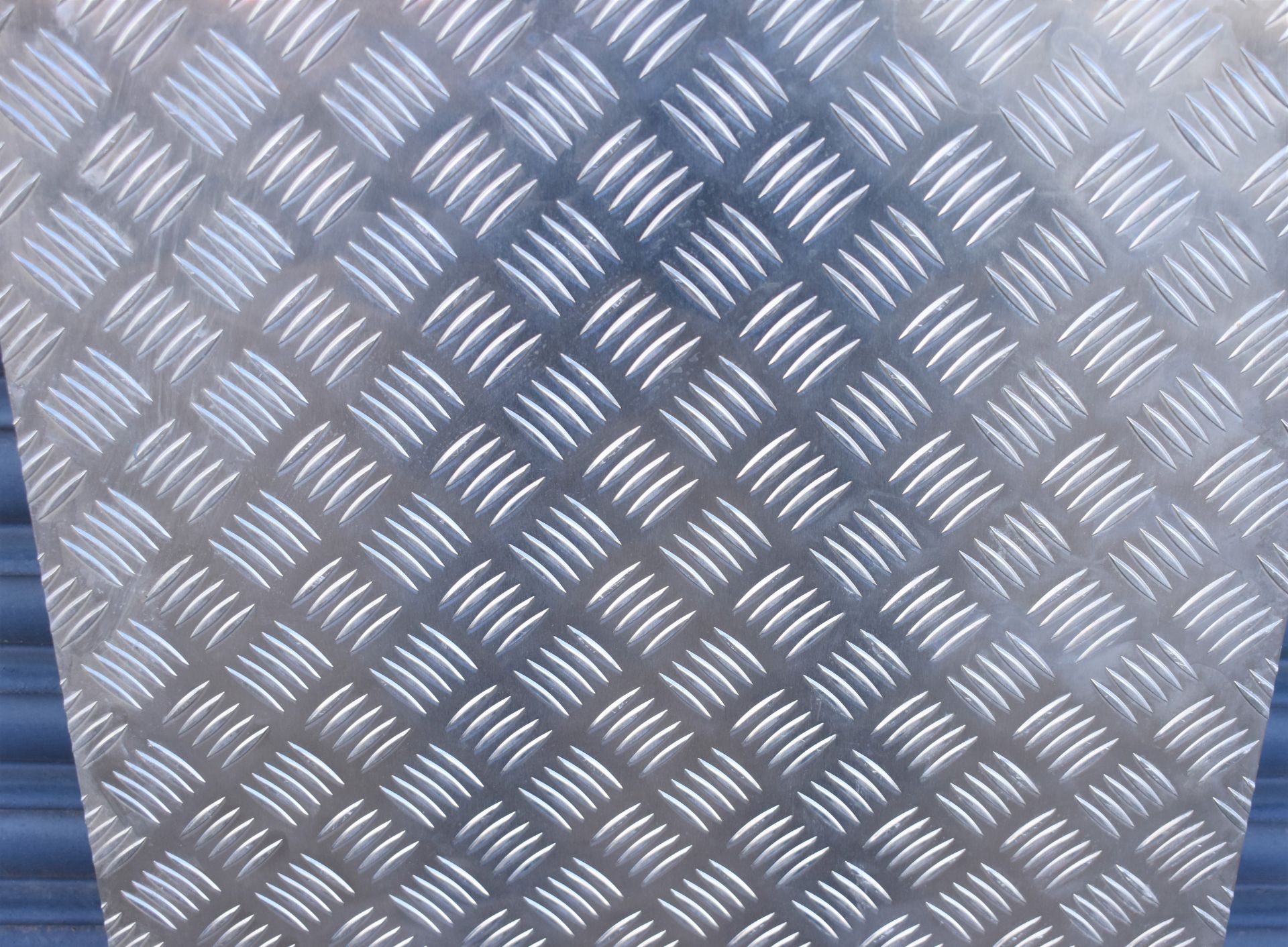 4 x Aluminium Tread Checker Plates - Size 125 x 50.5 x 0.3 cms - None Slip Floor Plate Suitable - Image 2 of 4