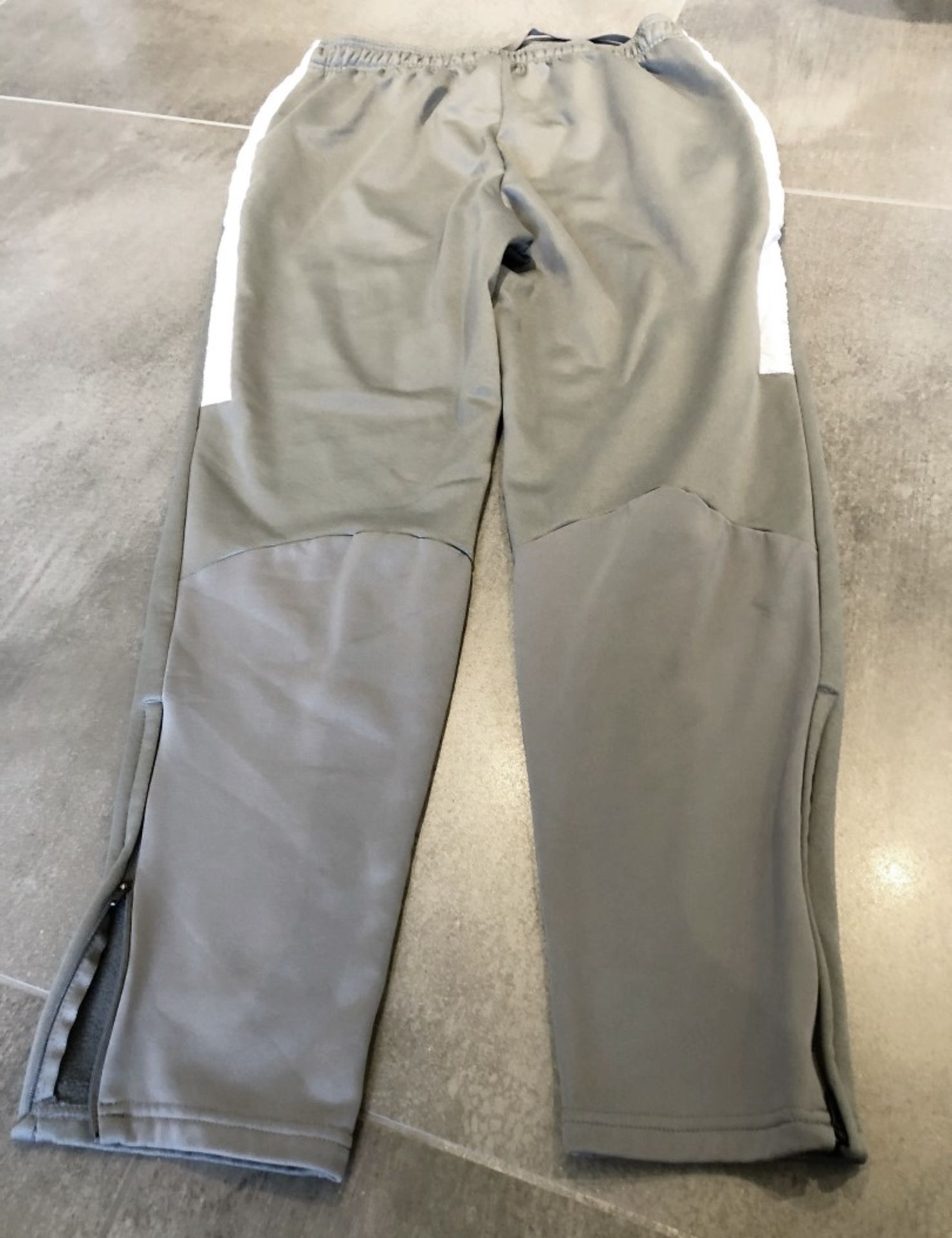 1 x Pair Of Men's Genuine Nike Tracksuit Bottoms - Grey - Size (EU/UK): XL/XL - Image 2 of 5